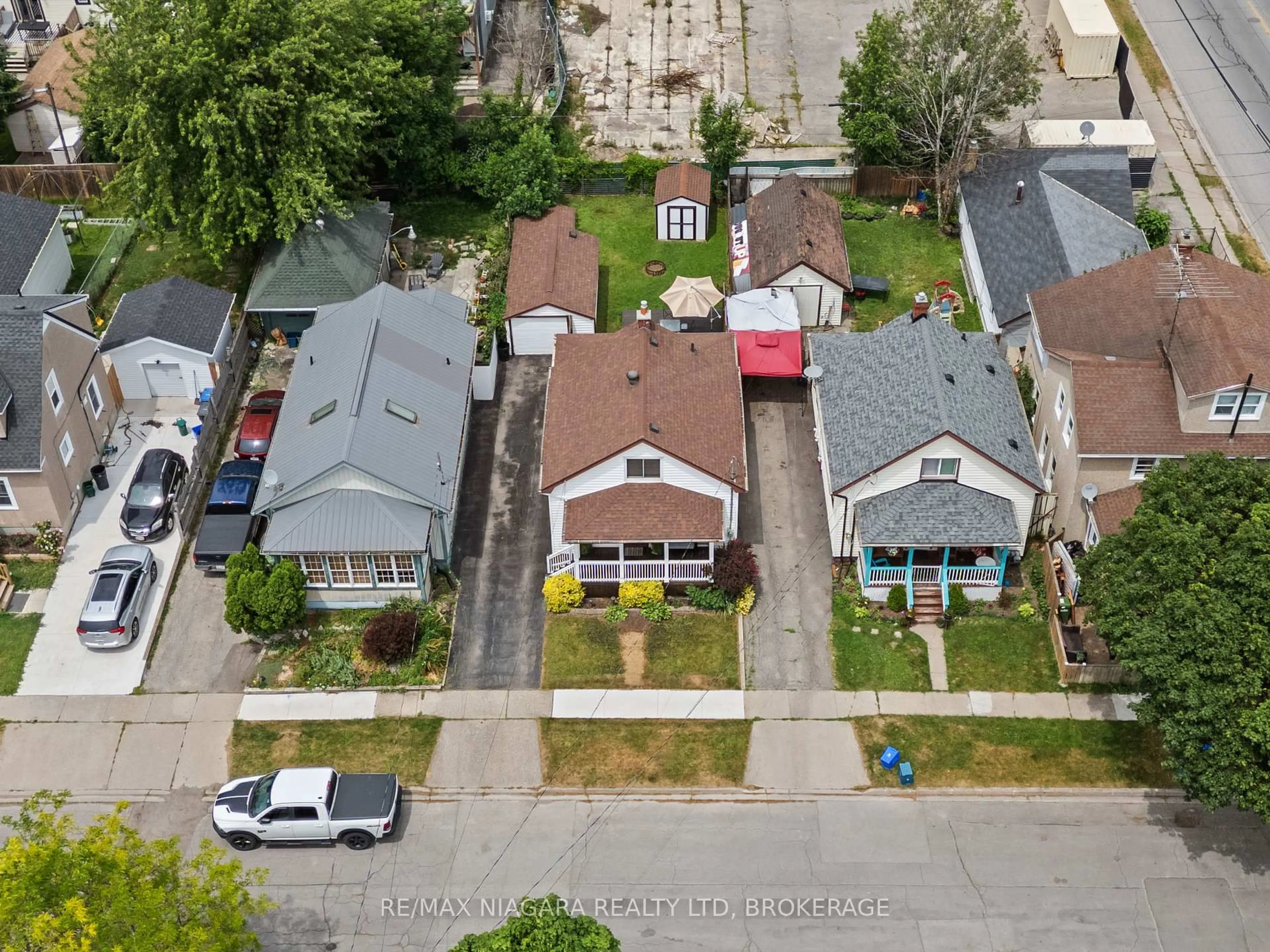 A pic from outside/outdoor area/front of a property/back of a property/a pic from drone, street for 72 COZY St, Welland Ontario L3B 4H1