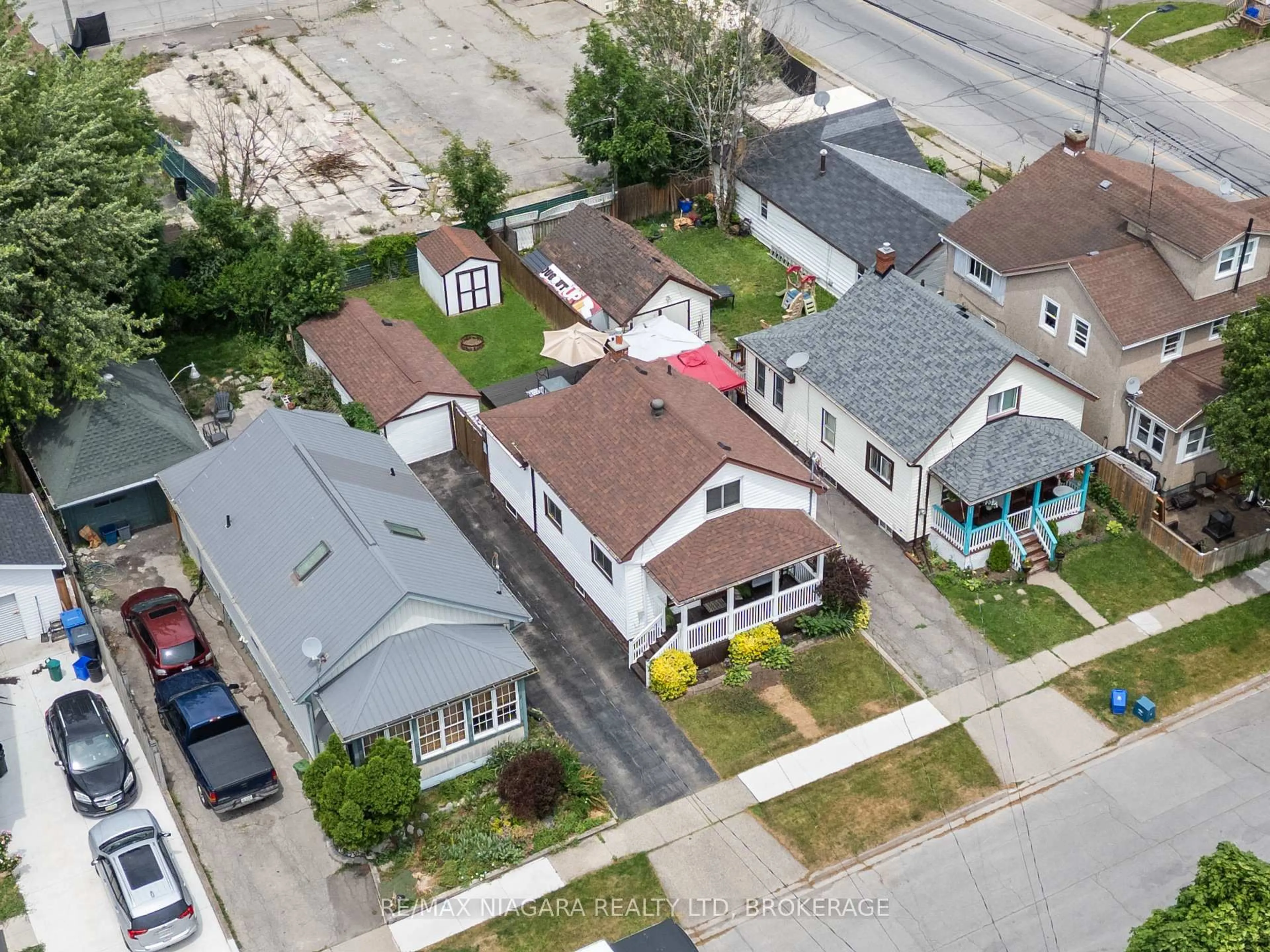 A pic from outside/outdoor area/front of a property/back of a property/a pic from drone, street for 72 COZY St, Welland Ontario L3B 4H1