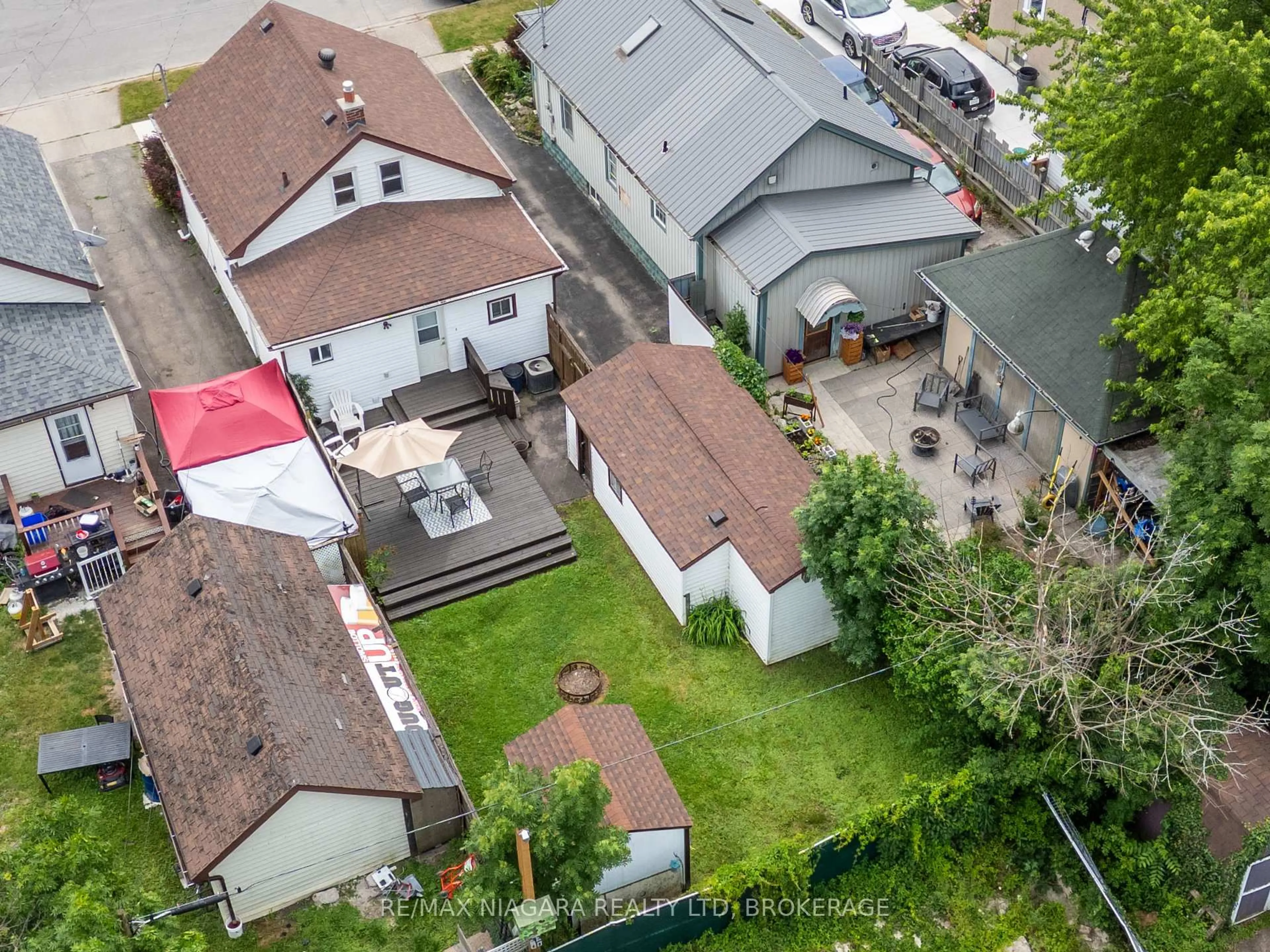 A pic from outside/outdoor area/front of a property/back of a property/a pic from drone, street for 72 COZY St, Welland Ontario L3B 4H1