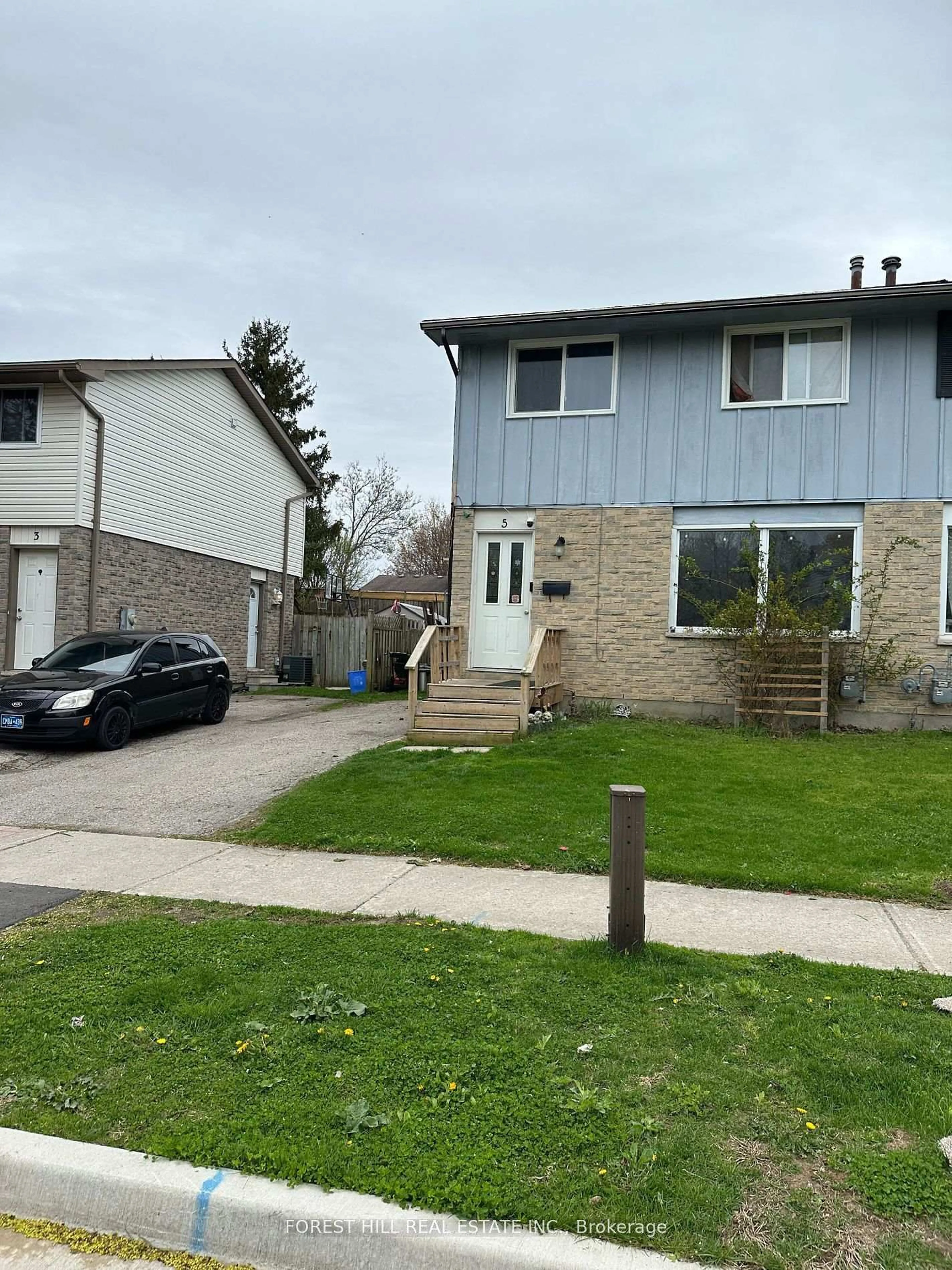 A pic from outside/outdoor area/front of a property/back of a property/a pic from drone, street for 5 Denlaw Rd, London North Ontario N6G 3L3