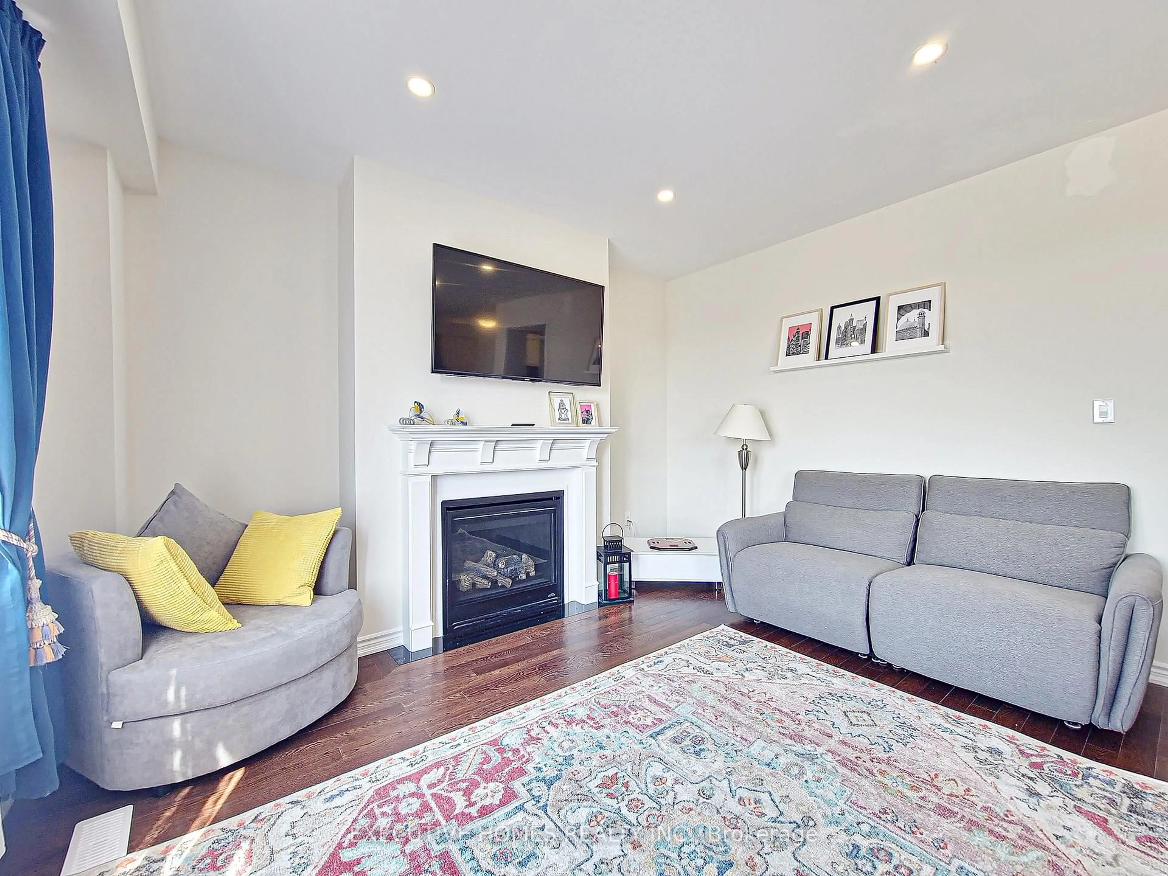 Living room with furniture, unknown for 110 Explorer Way, Thorold Ontario L2V 0K3