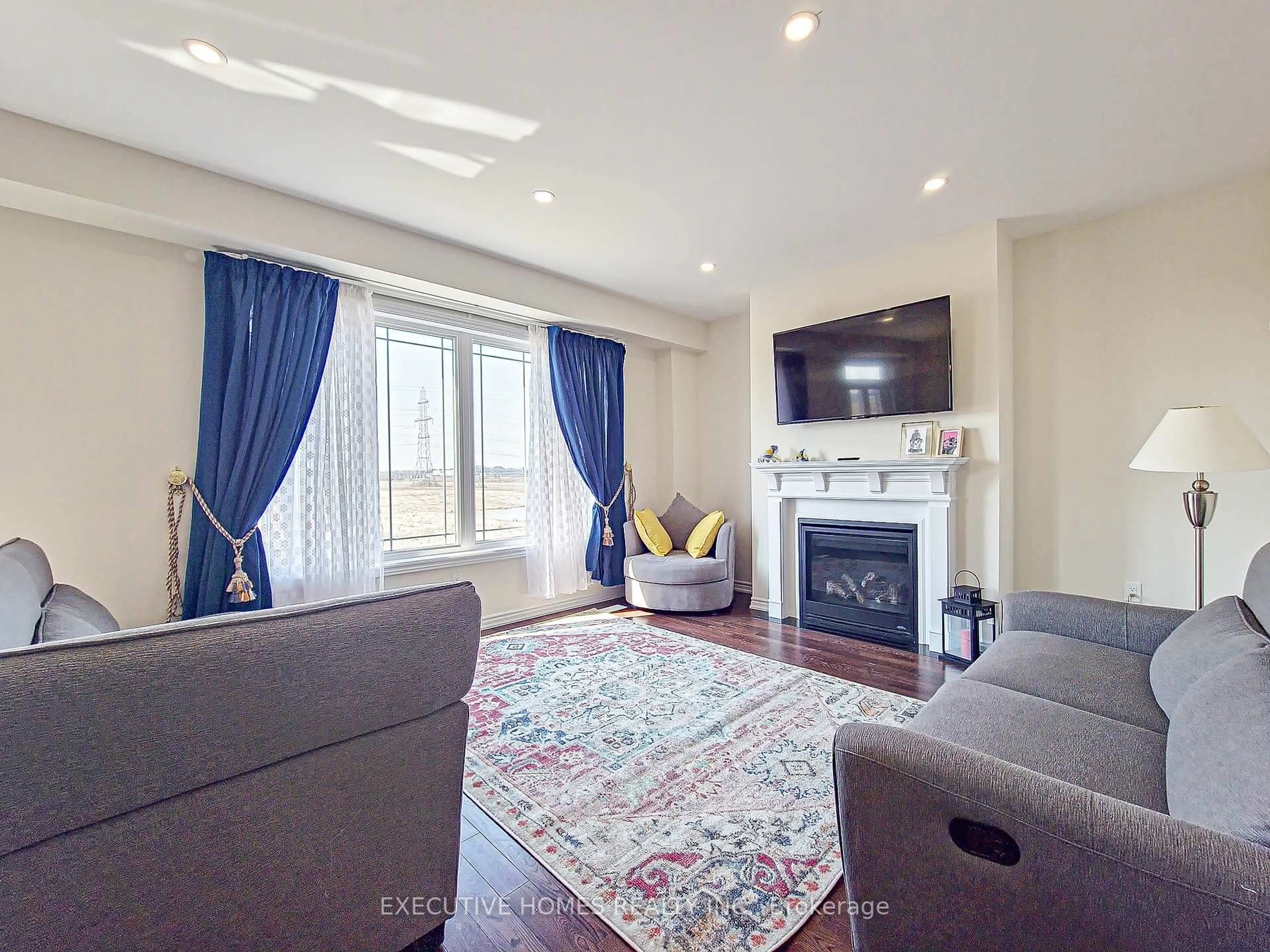 Living room with furniture, unknown for 110 Explorer Way, Thorold Ontario L2V 0K3