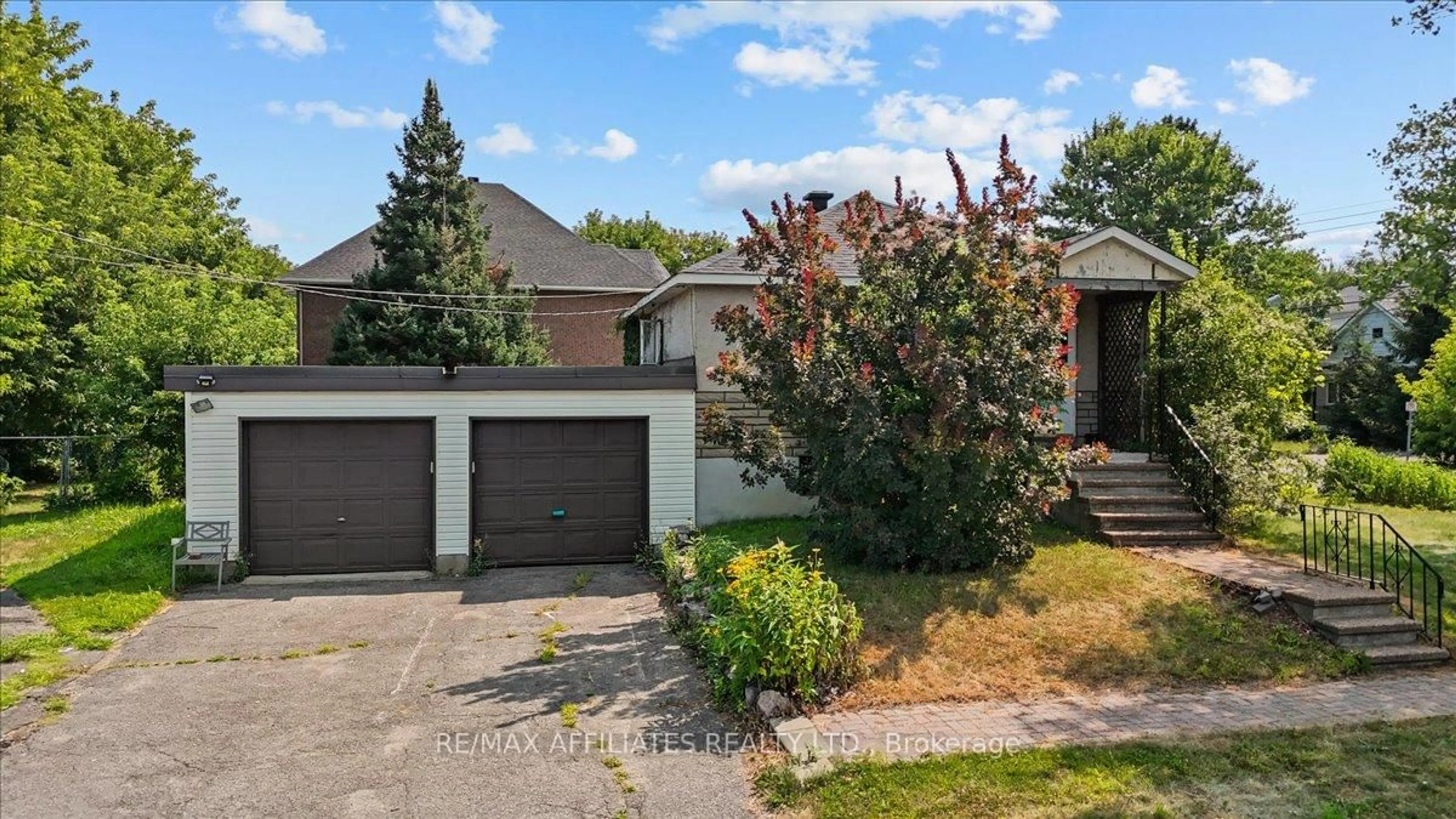 A pic from outside/outdoor area/front of a property/back of a property/a pic from drone, street for 1133 Snow St, Ottawa Ontario K1J 7R5
