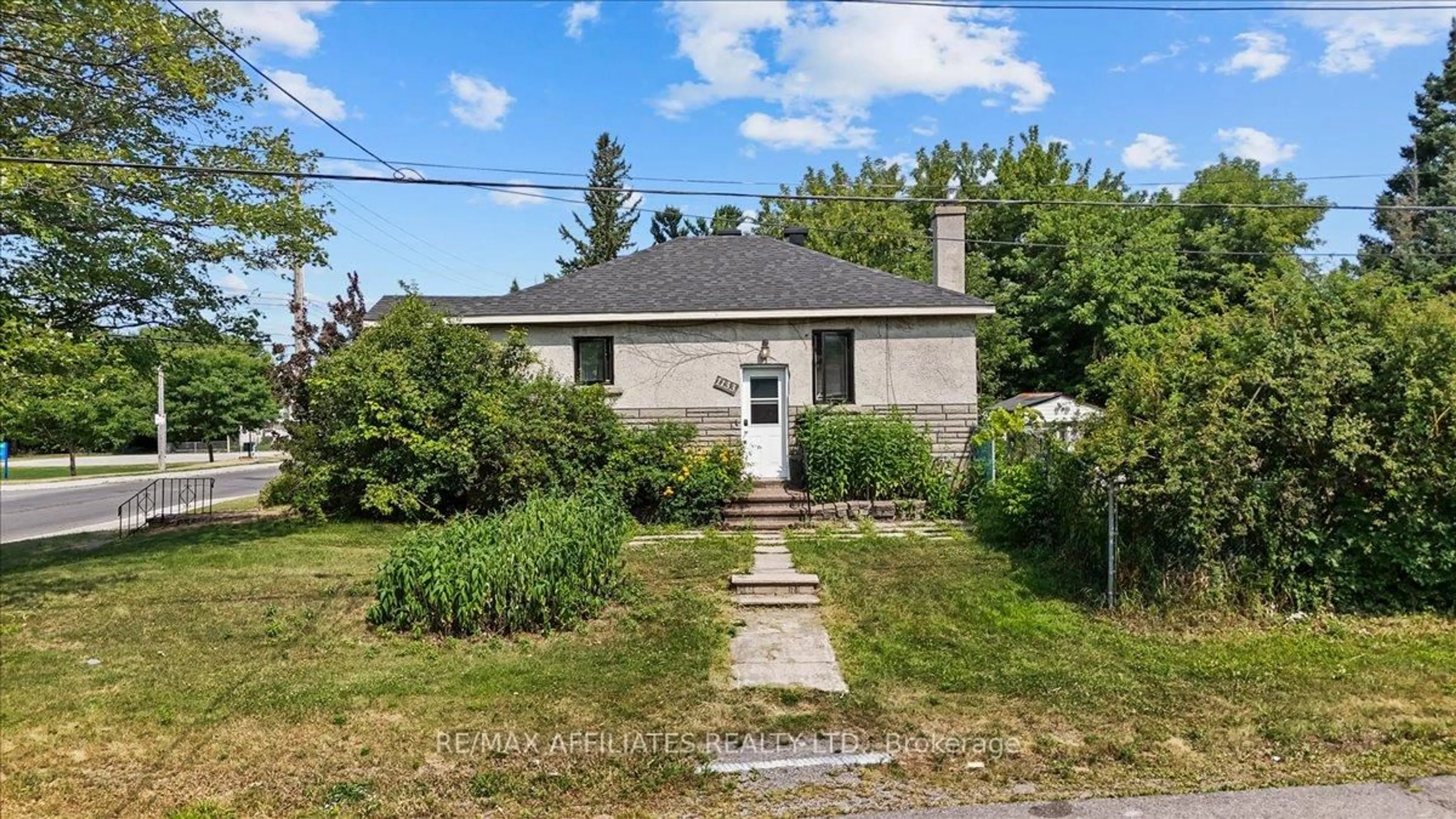 A pic from outside/outdoor area/front of a property/back of a property/a pic from drone, street for 1133 Snow St, Ottawa Ontario K1J 7R5