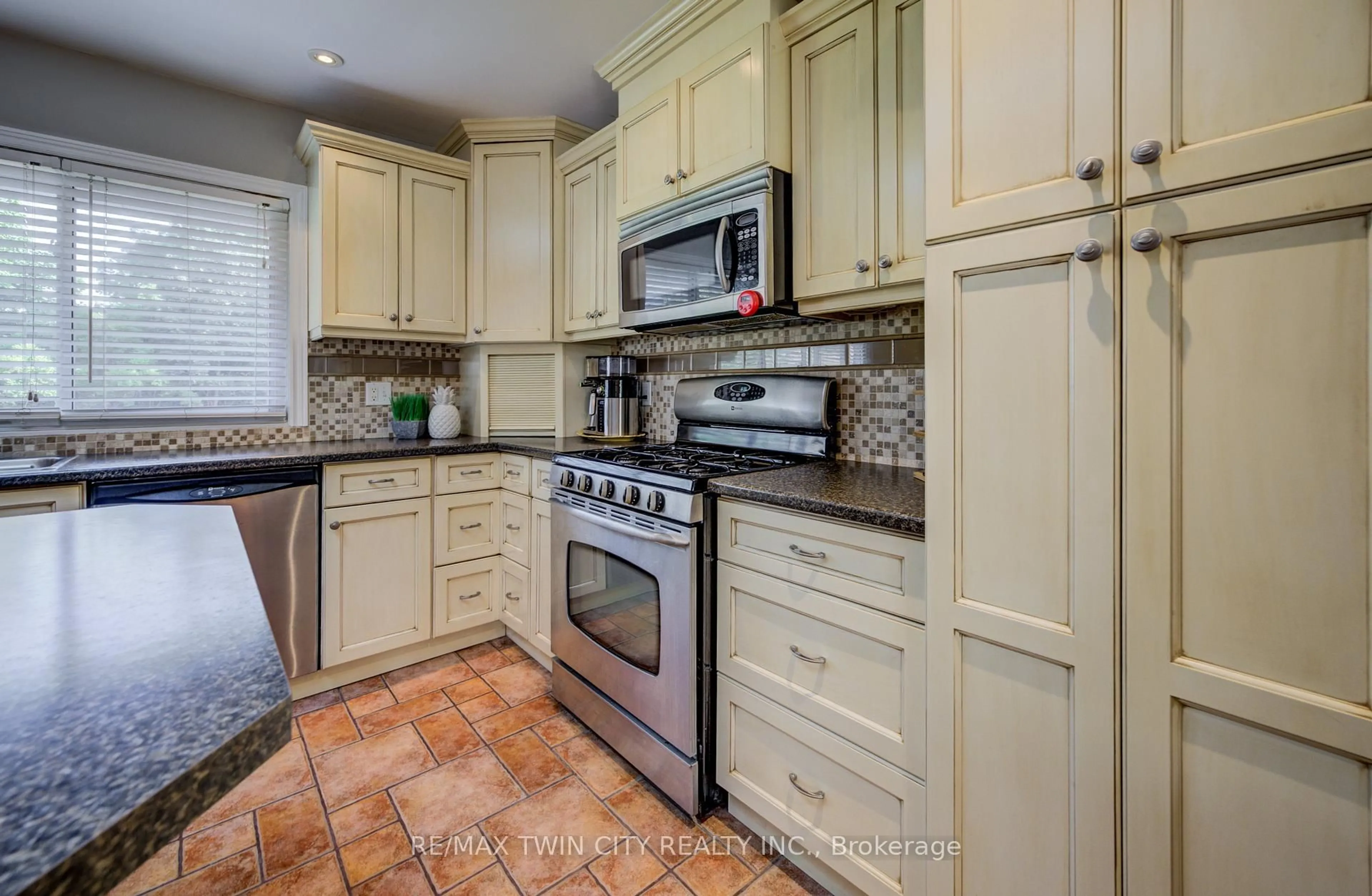 Standard kitchen, ceramic/tile floor for 111 Pollock Ave, Cambridge Ontario N1R 2B8