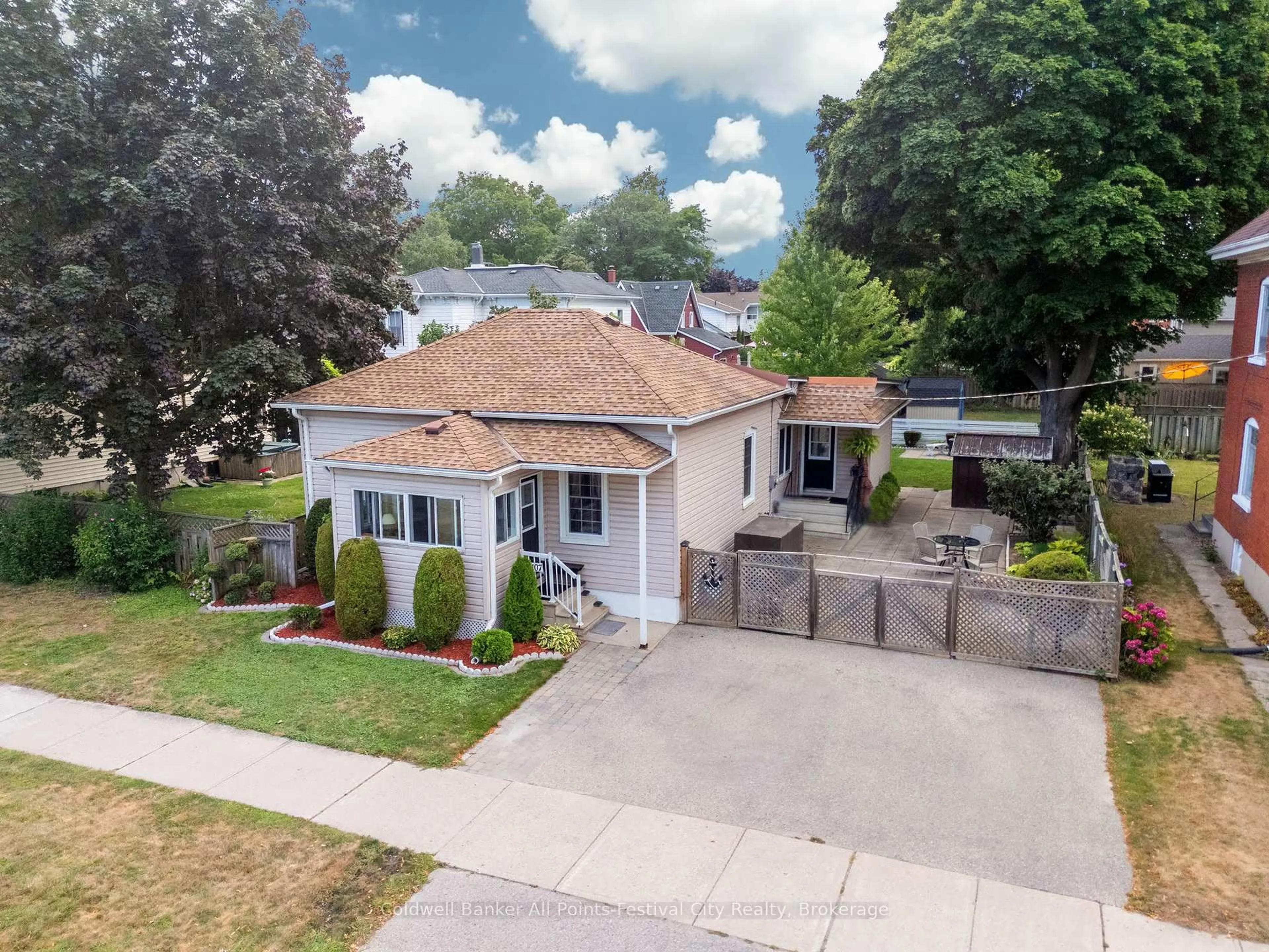 A pic from outside/outdoor area/front of a property/back of a property/a pic from drone, street for 107 Victoria St, Goderich Ontario N7A 2S2