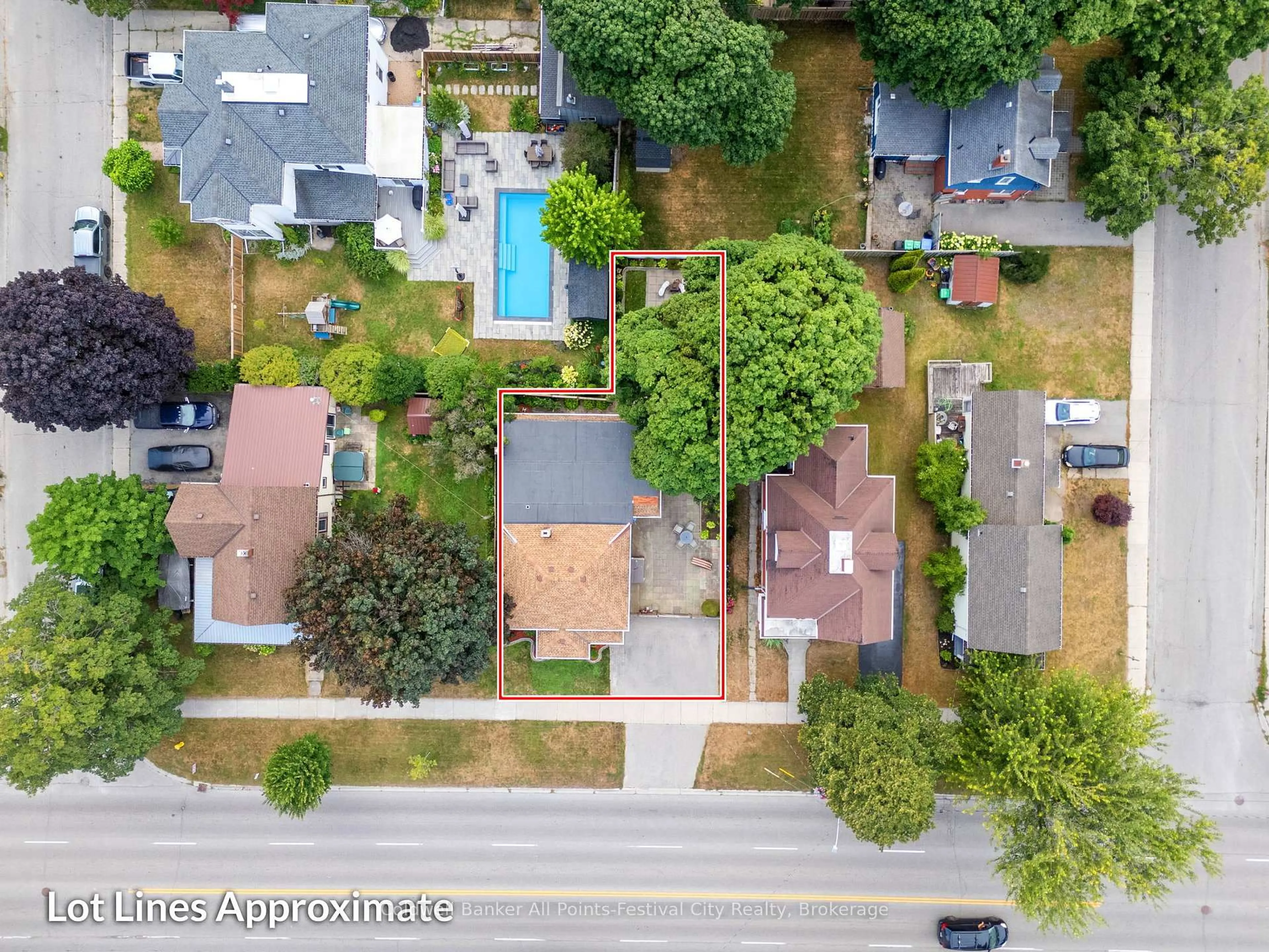 A pic from outside/outdoor area/front of a property/back of a property/a pic from drone, street for 107 Victoria St, Goderich Ontario N7A 2S2