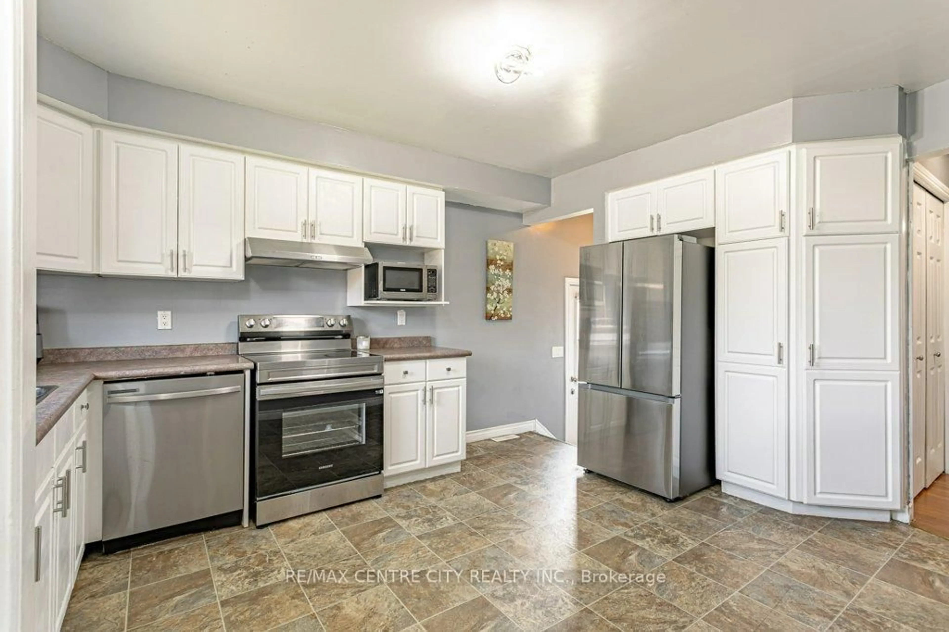 Standard kitchen, ceramic/tile floor for 65 Edward St, St. Thomas Ontario N5P 1Y5