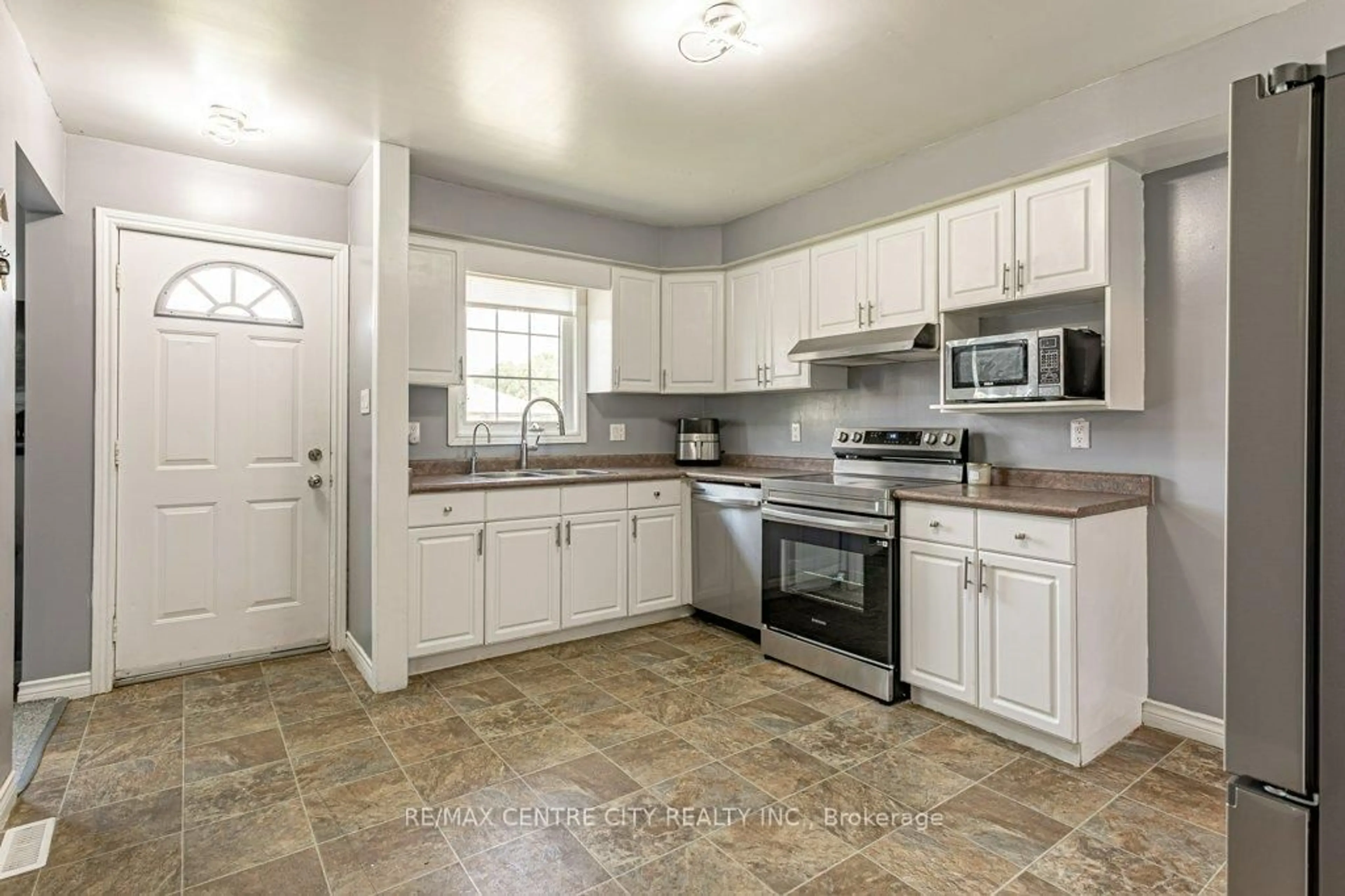 Standard kitchen, ceramic/tile floor for 65 Edward St, St. Thomas Ontario N5P 1Y5