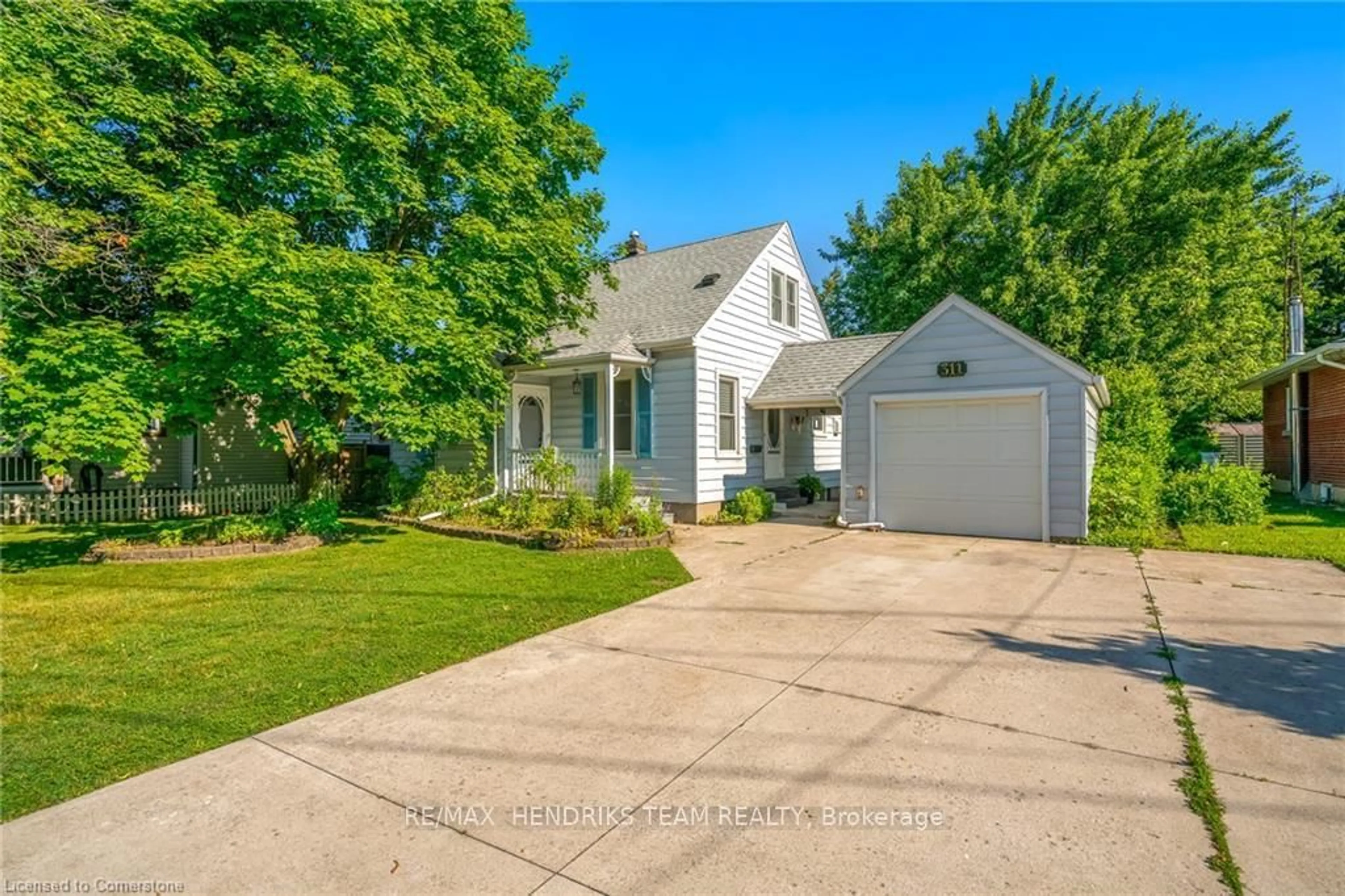 A pic from outside/outdoor area/front of a property/back of a property/a pic from drone, street for 311 Linwell Rd, St. Catharines Ontario L2N 1T2