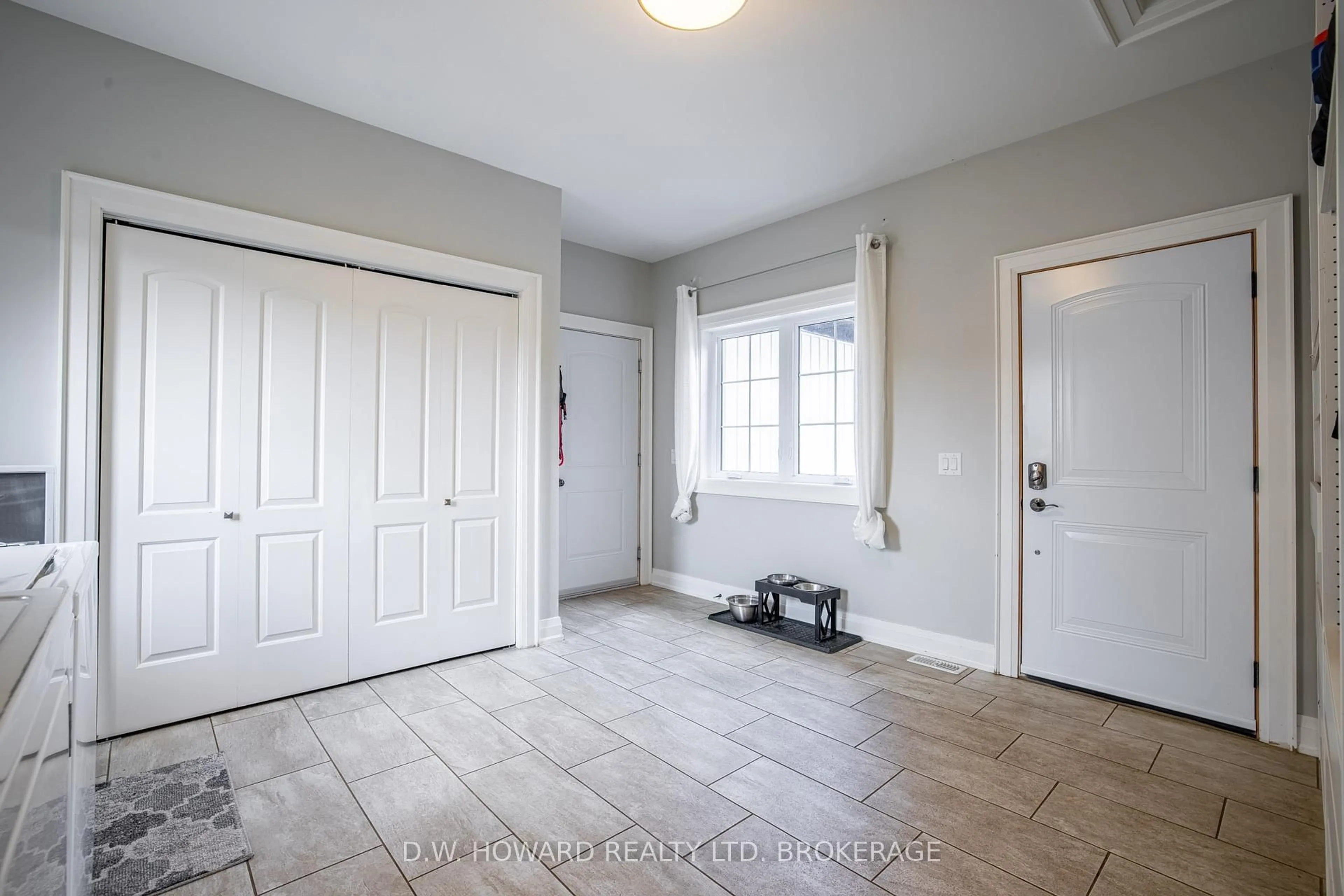 Indoor entryway for 1599 Teal Rd, Fort Erie Ontario L0S 1N0