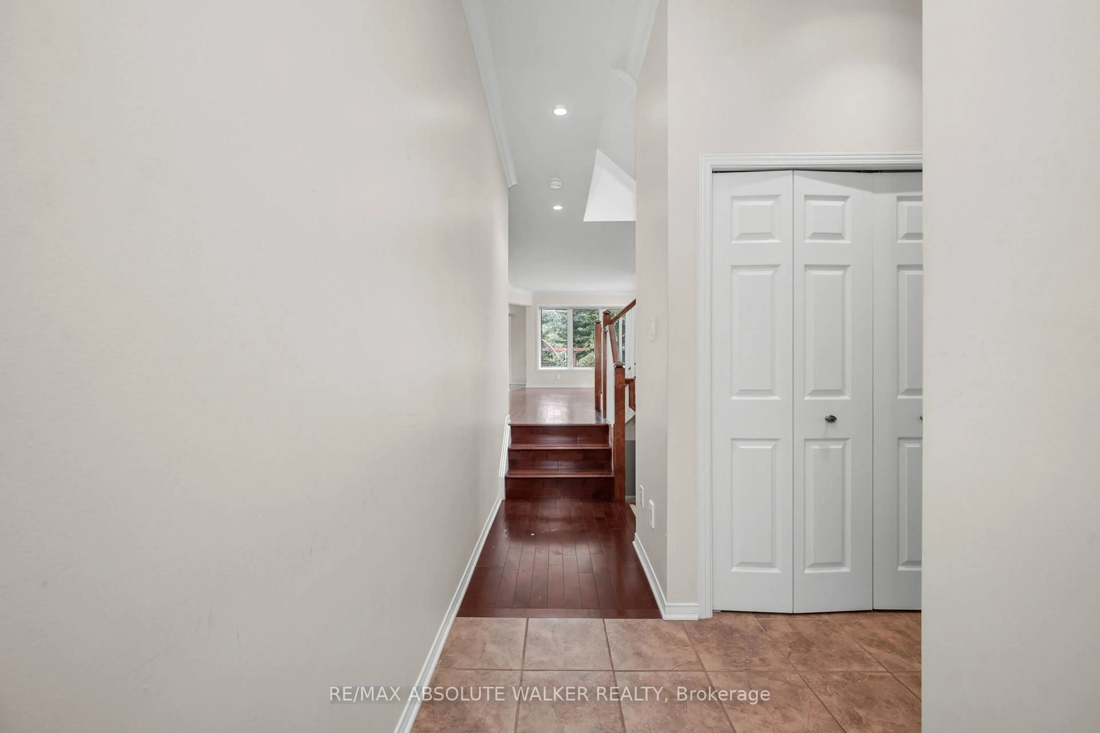 Indoor entryway for 124 Forestcrest St, Ottawa Ontario K1C 7R3