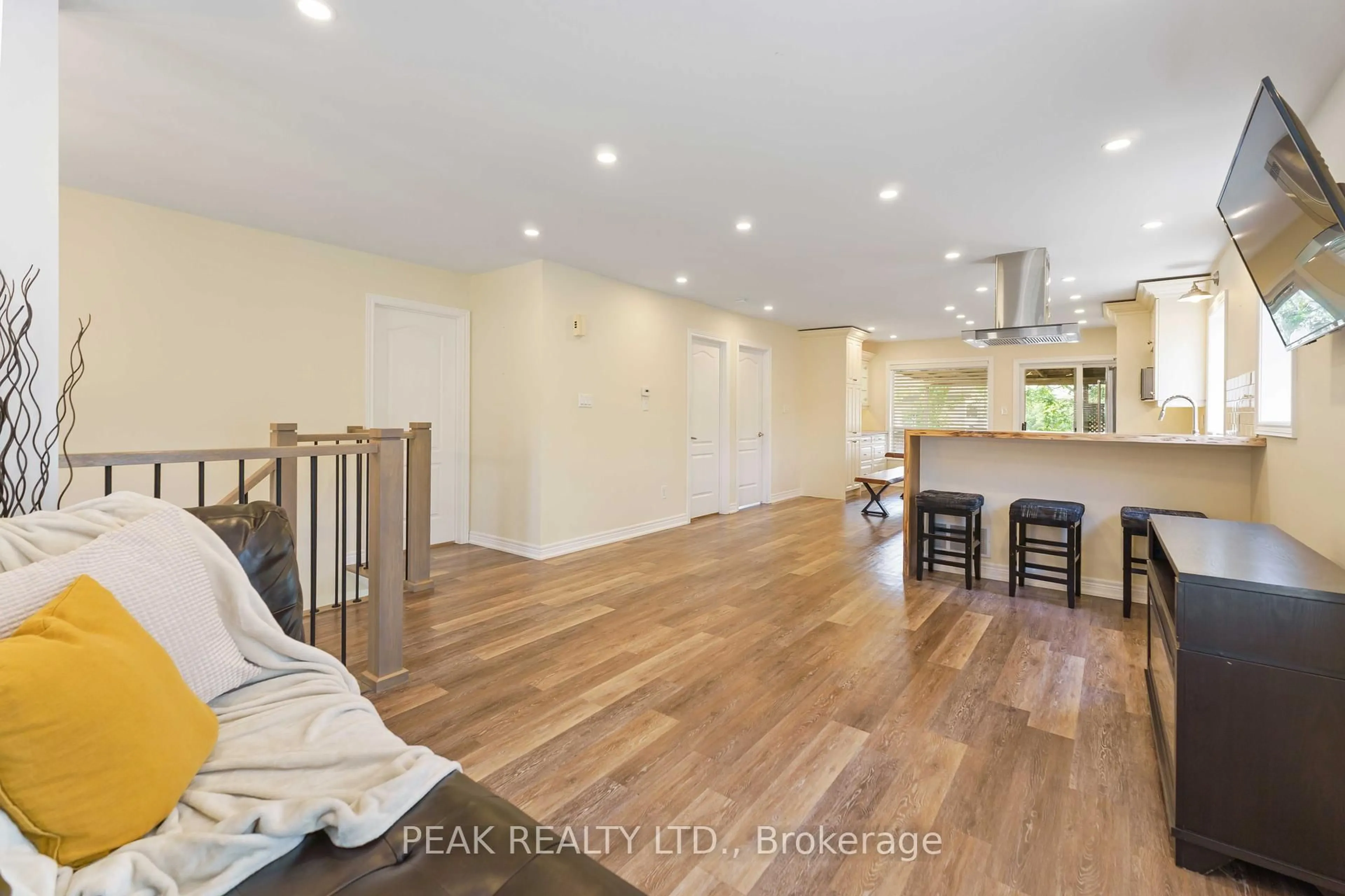 Open concept kitchen, wood/laminate floor for 4319 Arejay Ave, Lincoln Ontario L3J 0P7