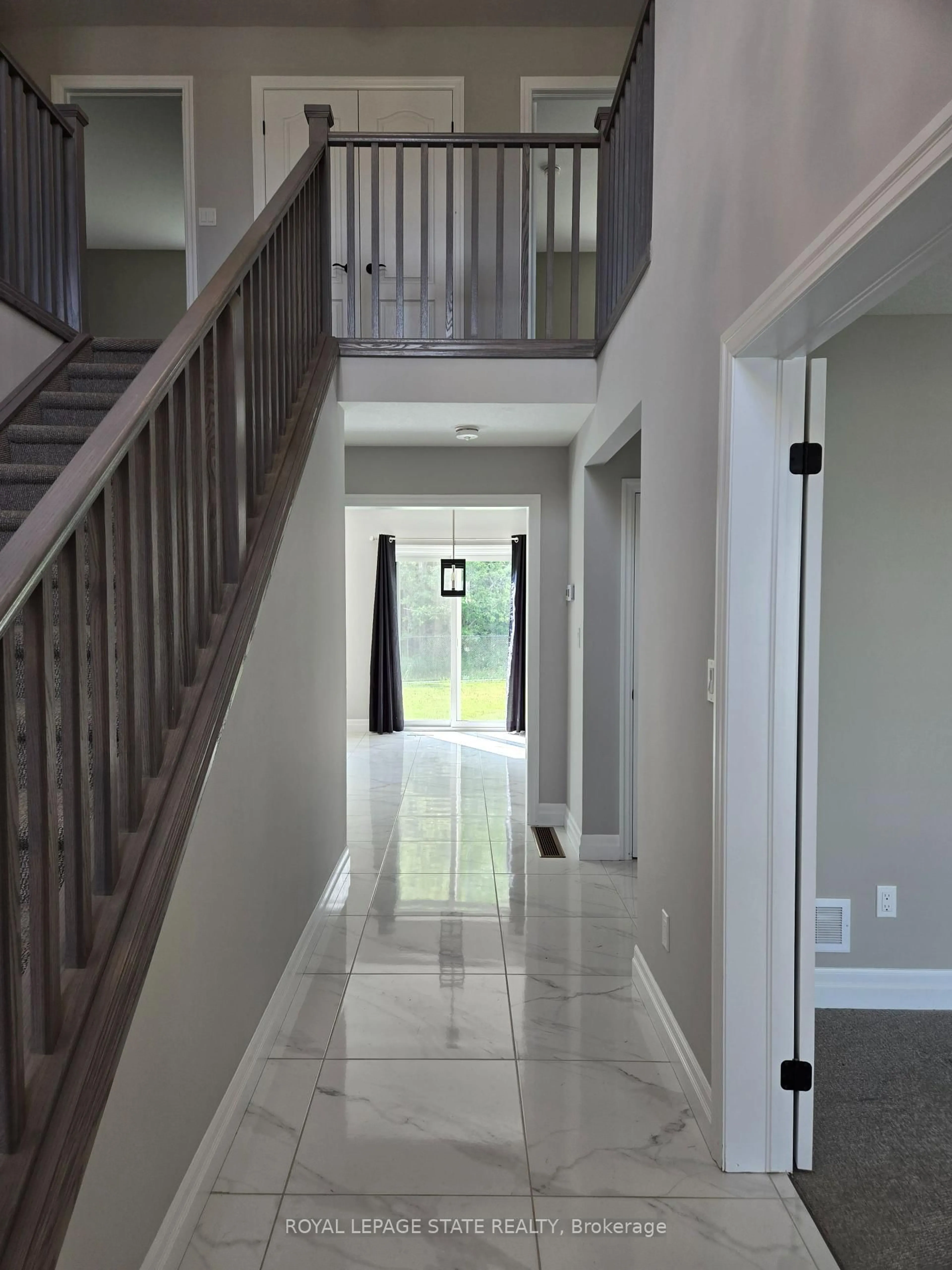 Indoor foyer for 15 Dunning Way, St. Thomas Ontario N5R 0P7