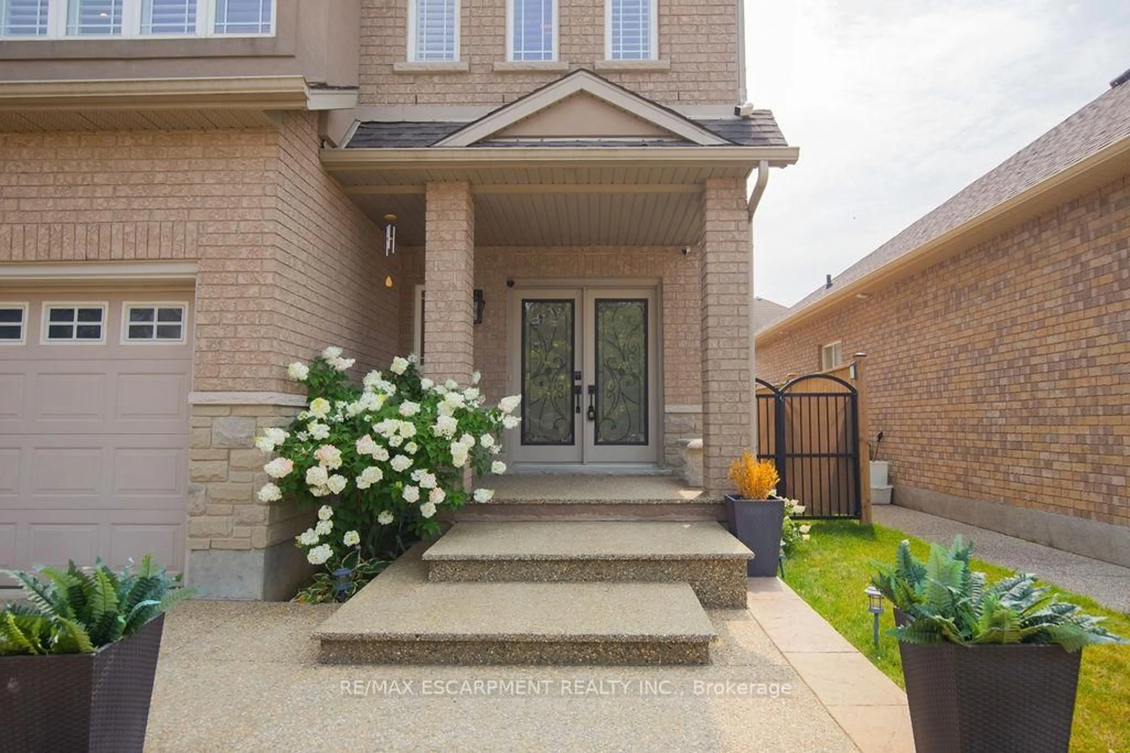 Unknown for 15 Meadowbank Dr, Hamilton Ontario L9B 2Y9