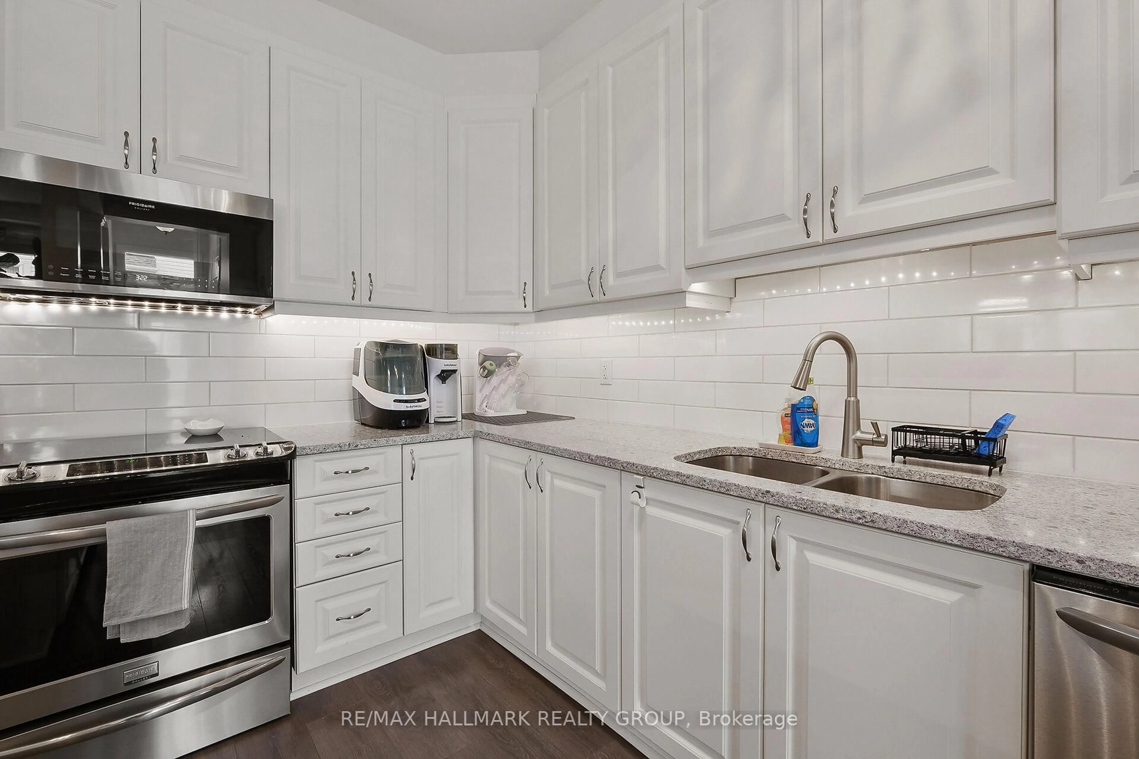 Standard kitchen, ceramic/tile floor for 995 Shimmerton Circ, Ottawa Ontario K2M 0L4