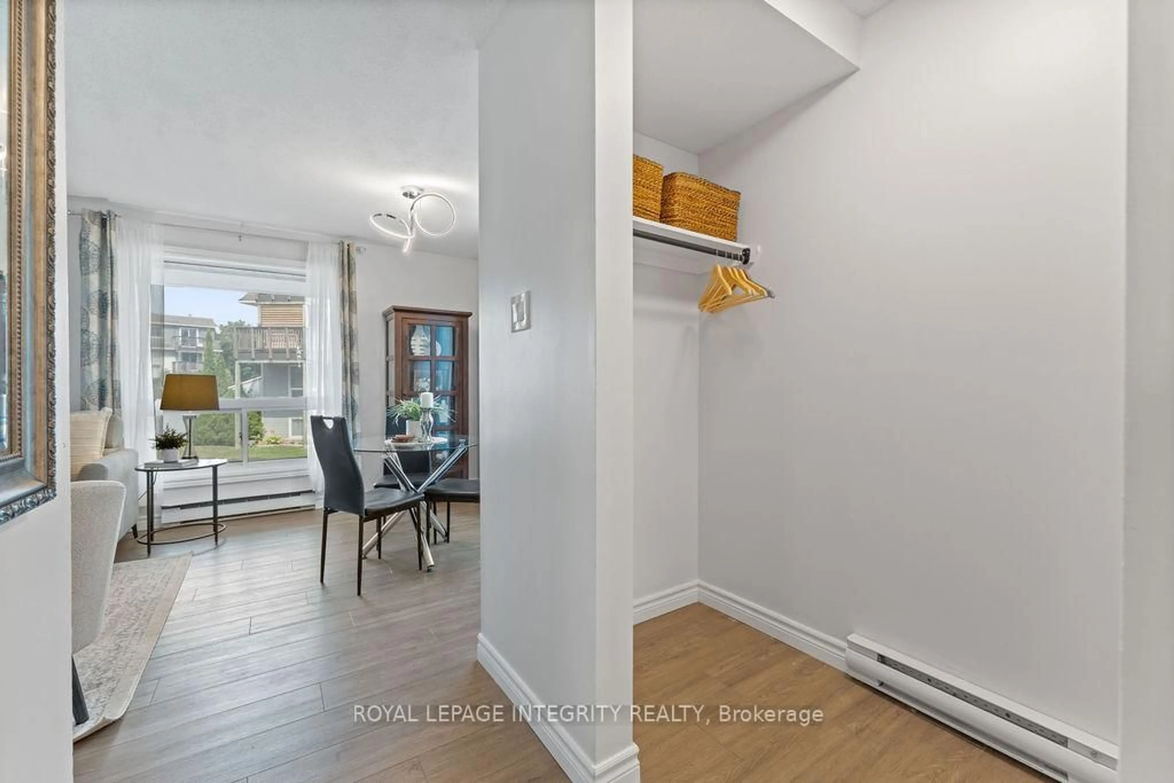 Indoor entryway for 406 Tanguay Crt, Ottawa Ontario K2L 3W9