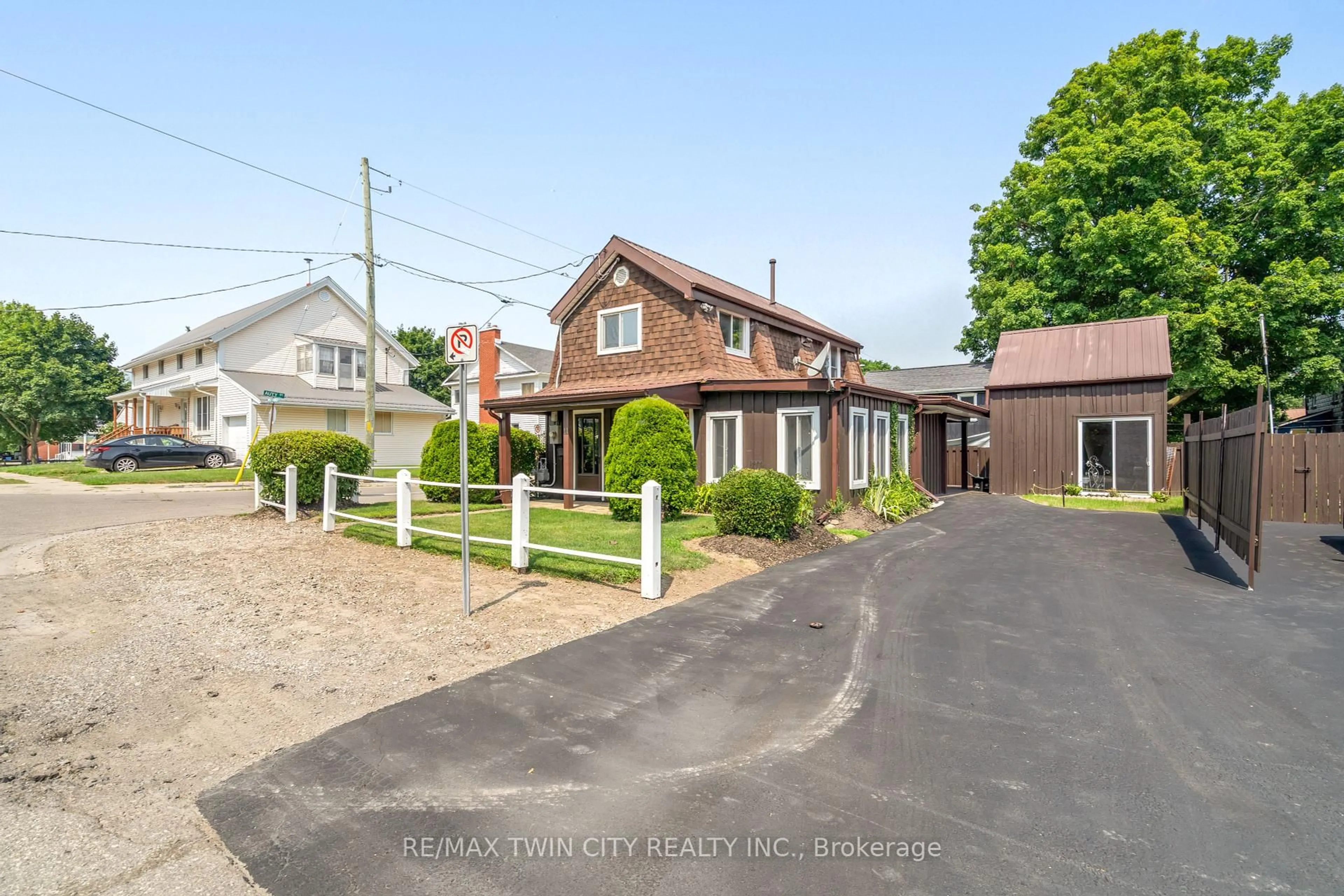 A pic from outside/outdoor area/front of a property/back of a property/a pic from drone, street for 11 West Church St, Norfolk Ontario N0E 1Y0