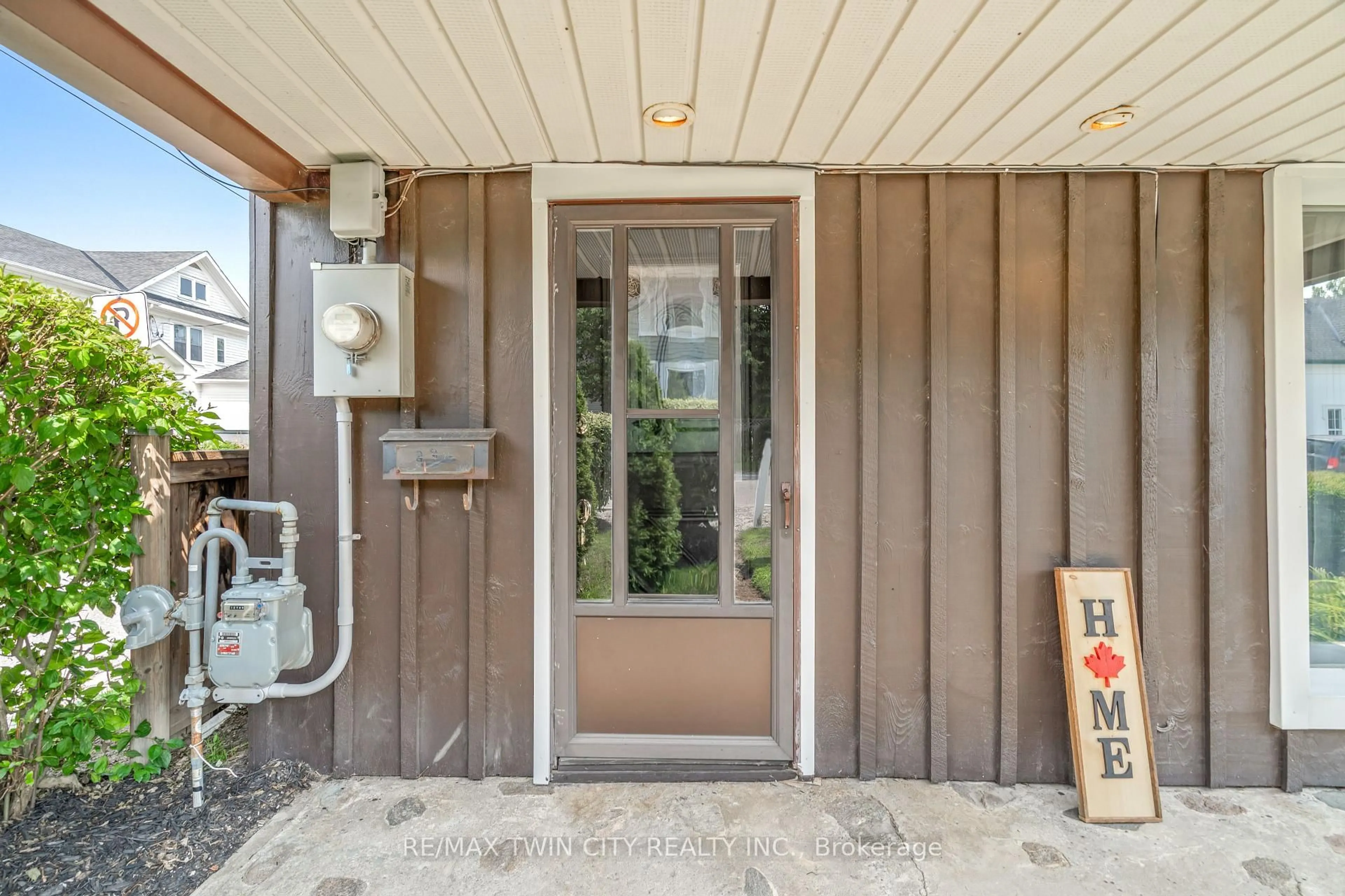 Indoor entryway for 11 West Church St, Norfolk Ontario N0E 1Y0