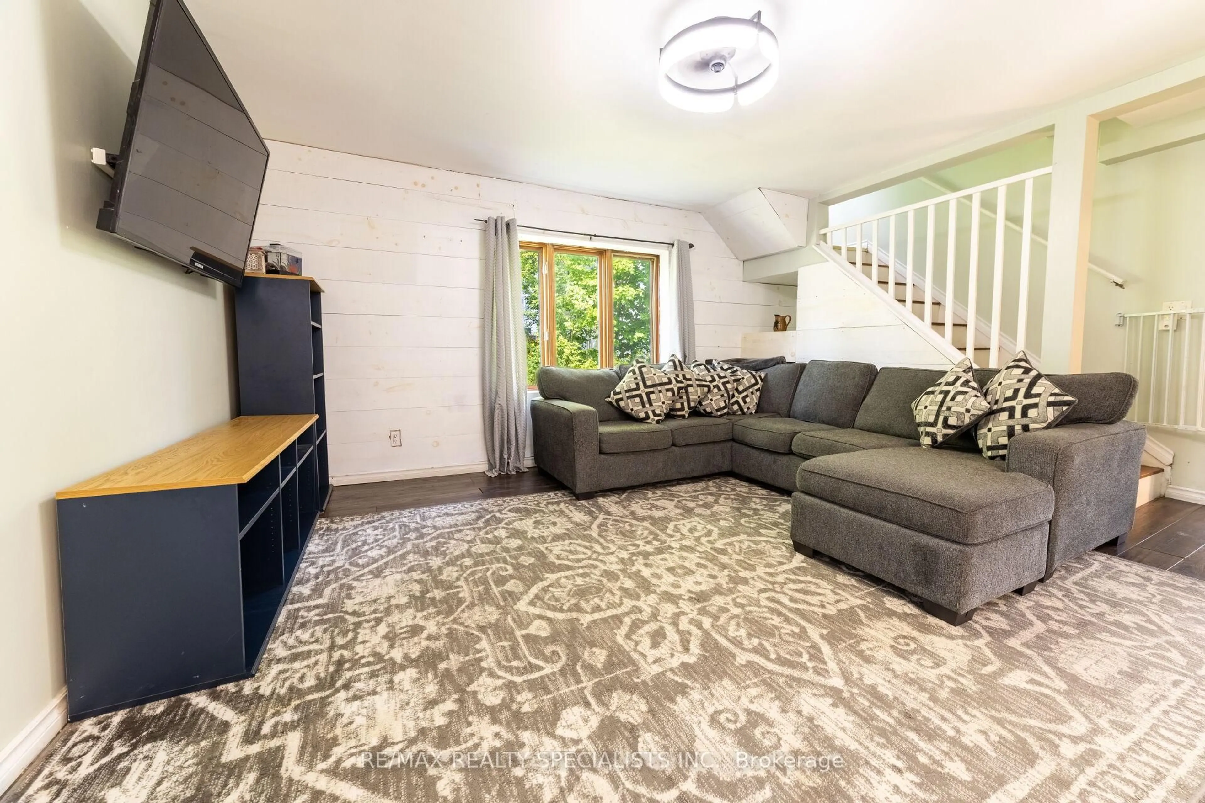 Living room with furniture, carpet floor for 681162 260 Sdrd, Melancthon Ontario N0C 1B0