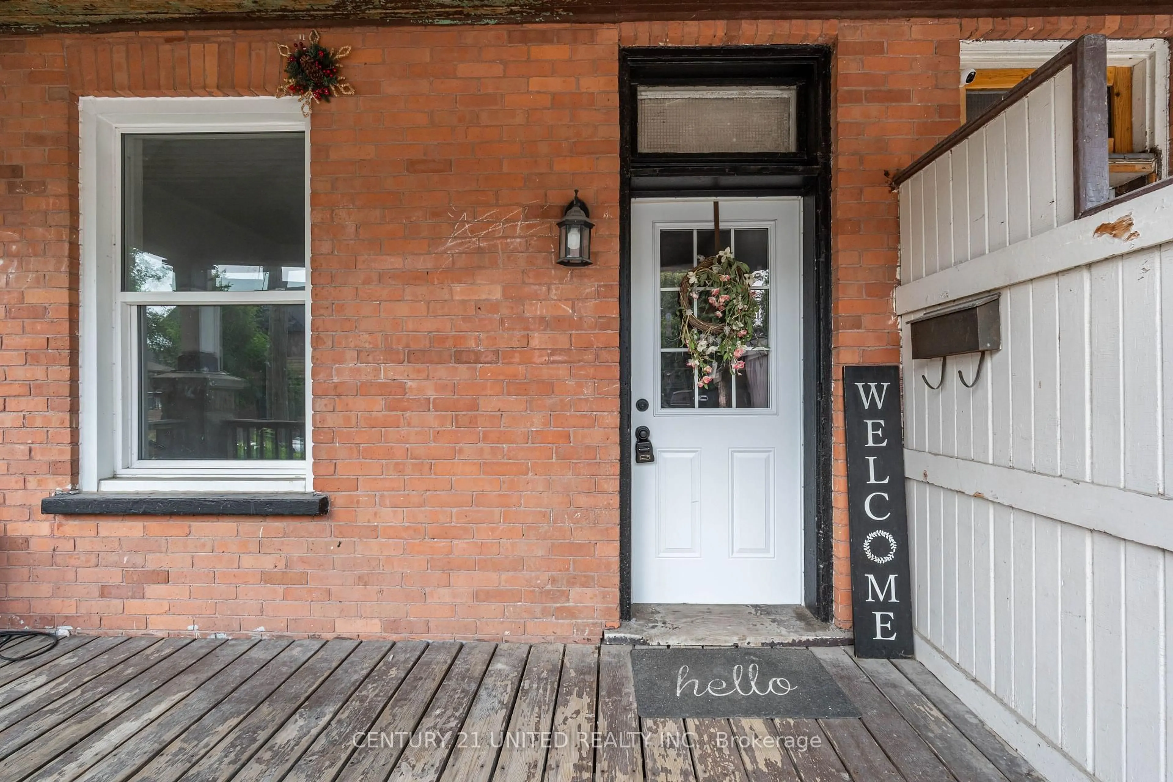 Indoor entryway for 276 Dalhousie St, Peterborough Central Ontario K9J 2M4