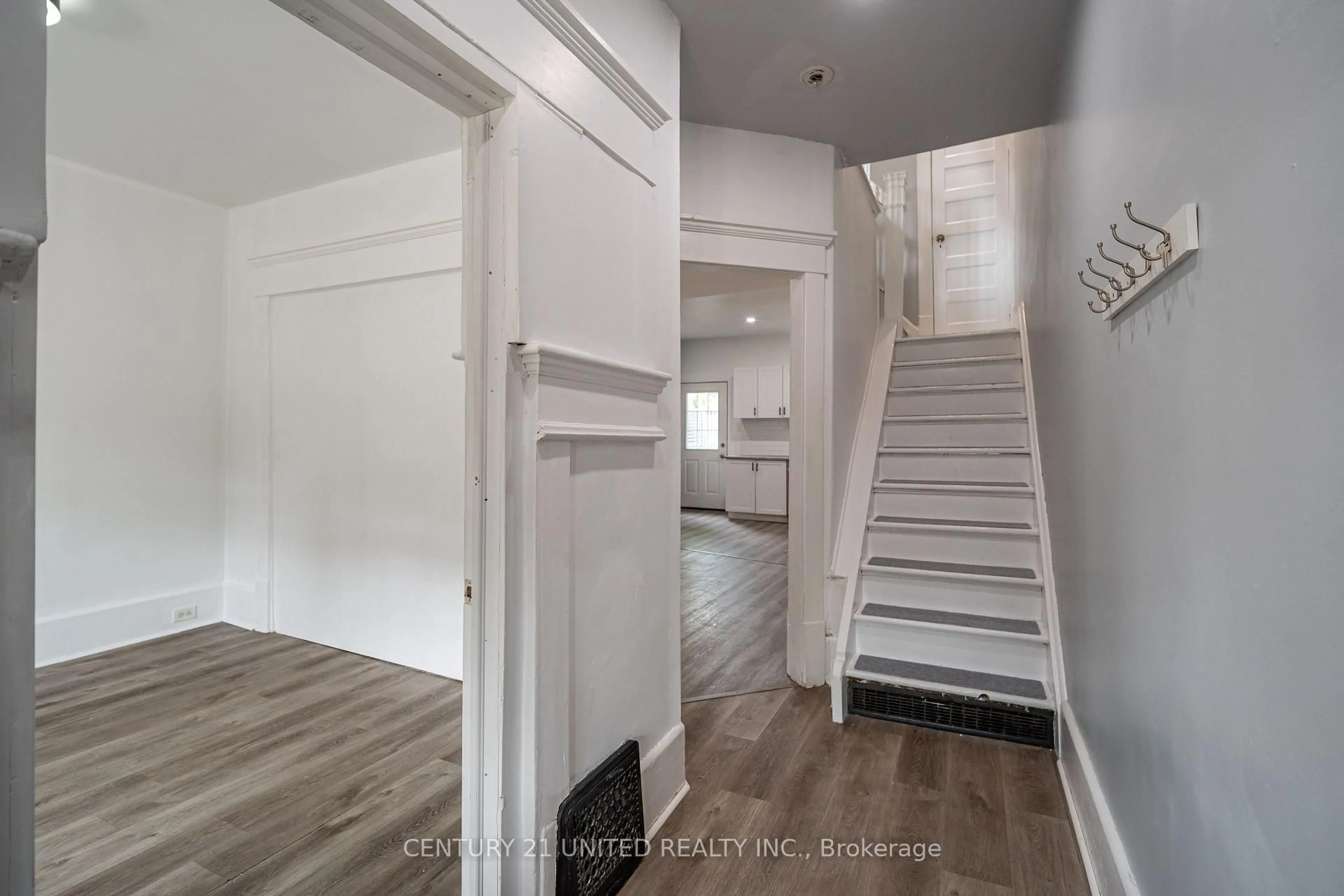 Indoor entryway for 276 Dalhousie St, Peterborough Central Ontario K9J 2M4
