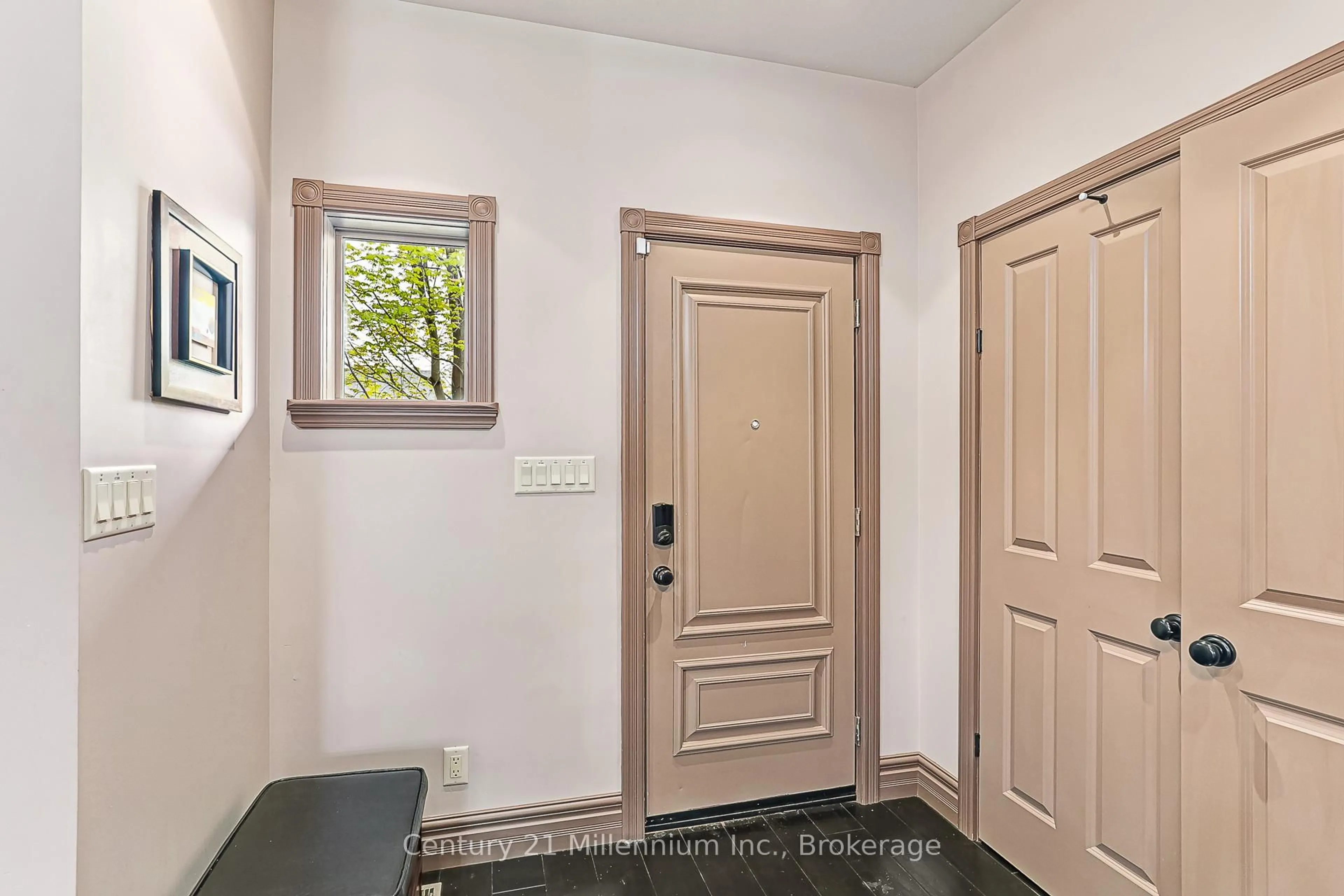Indoor entryway for 159 Snowbridge Way, Blue Mountains Ontario L9Y 0V1