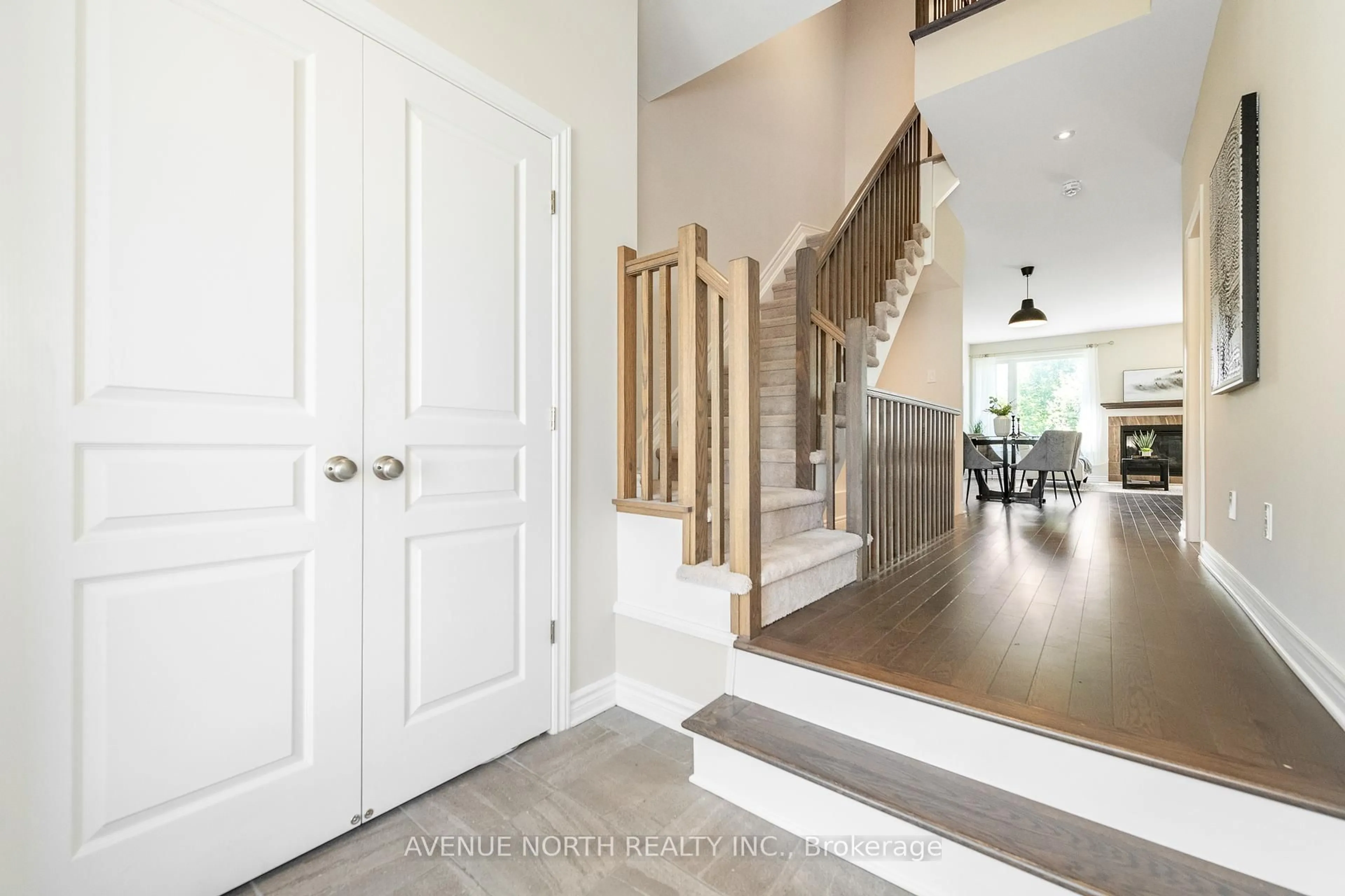 Indoor entryway for 172 Larimar Circ, Ottawa Ontario K1X 0B6