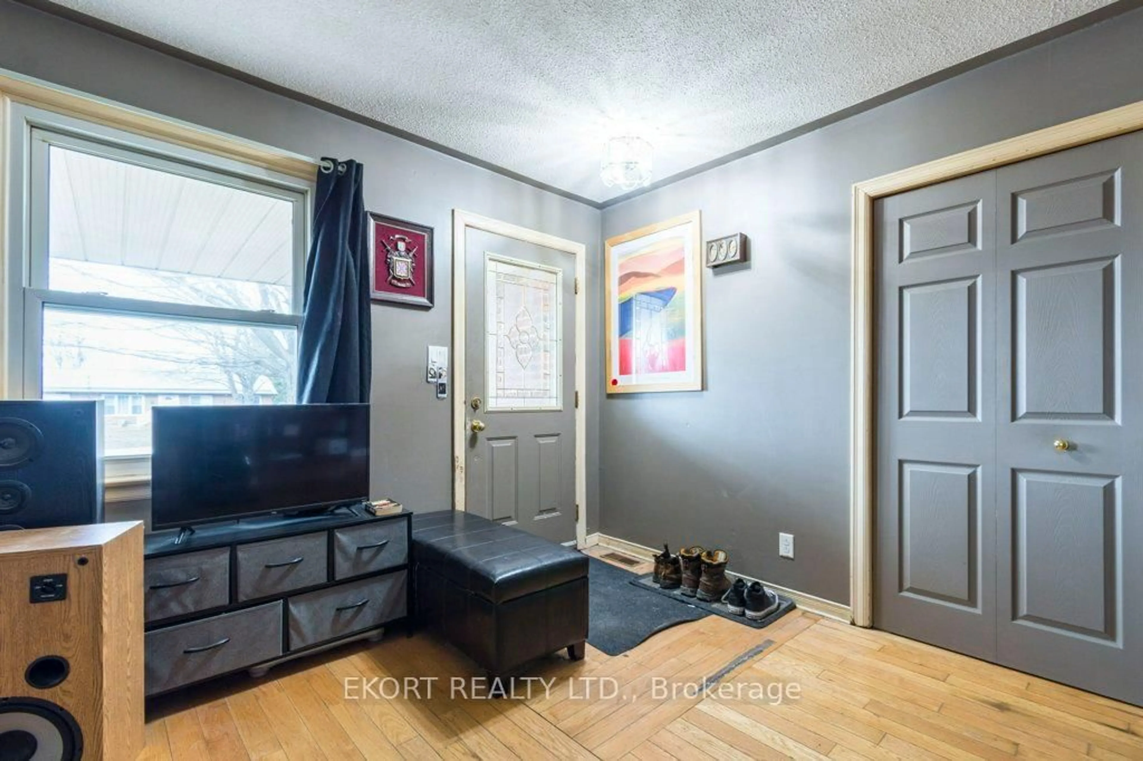 Indoor entryway for 618 Ashley St, Quinte West Ontario K0K 2B0