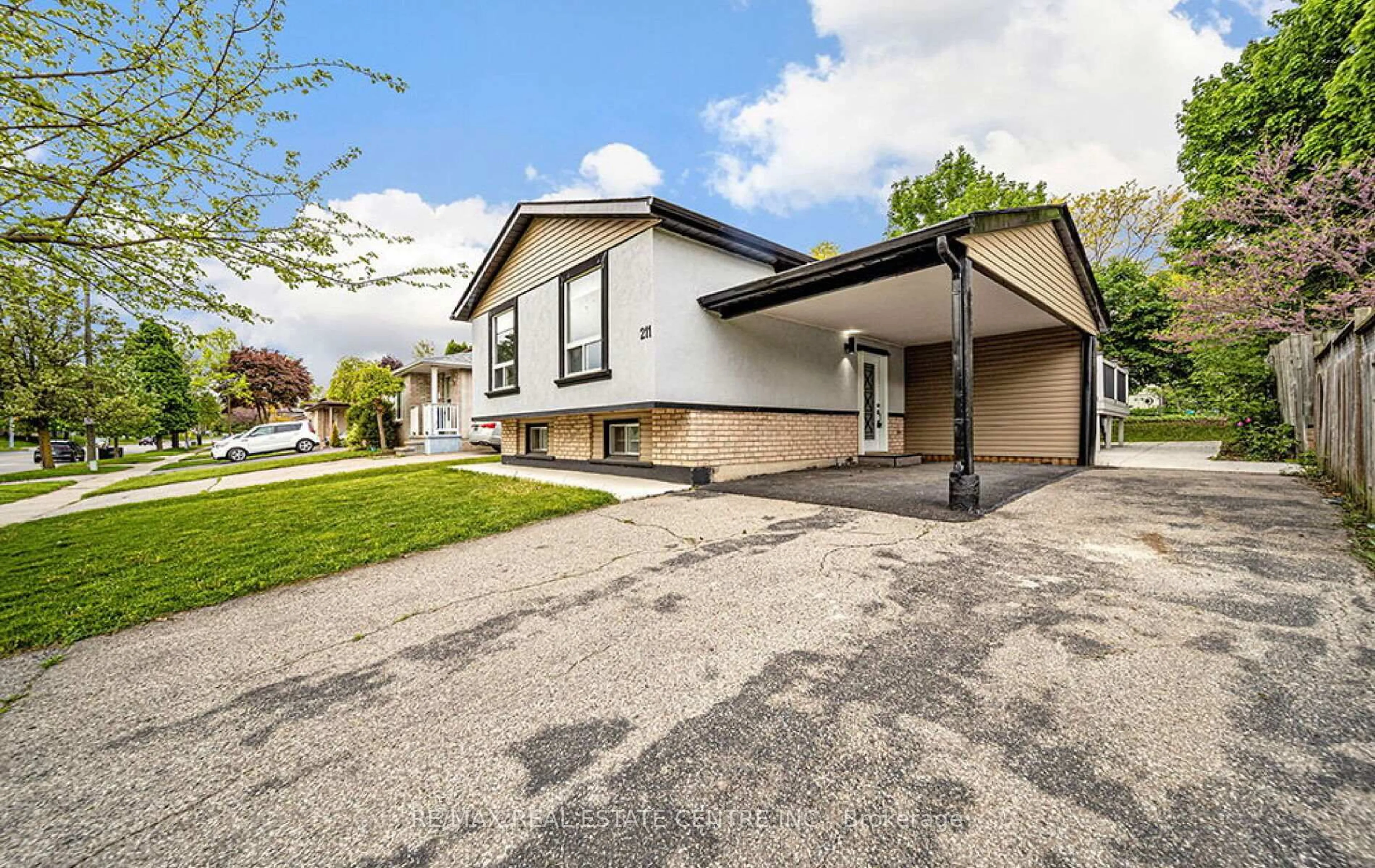 Home with vinyl exterior material, street for 211 Dunsdon St, Brantford Ontario N3R 7H7