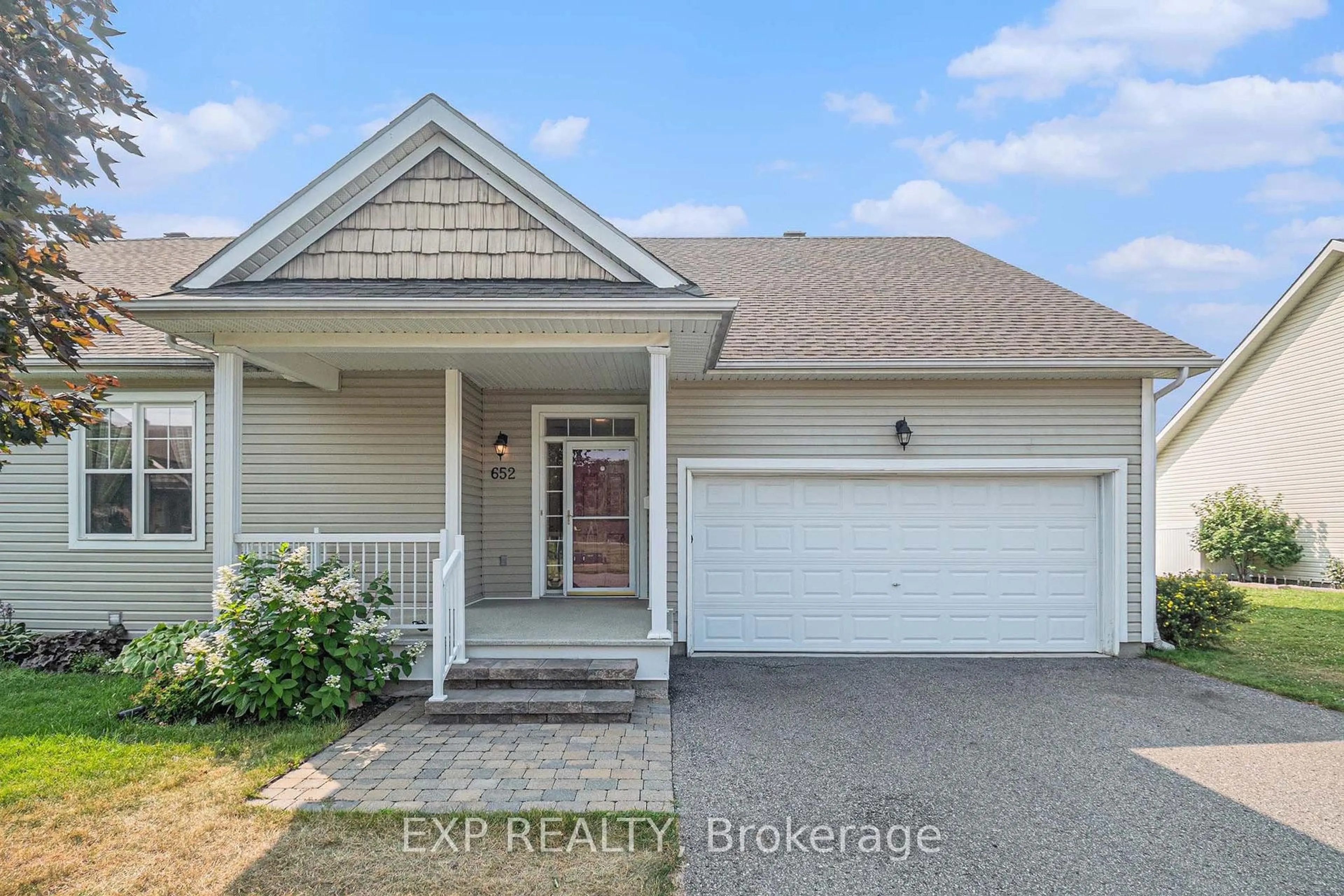 Home with vinyl exterior material, street for 652 COUNTRY TRAIL Private, Carlsbad Springs Ontario K0A 1K0