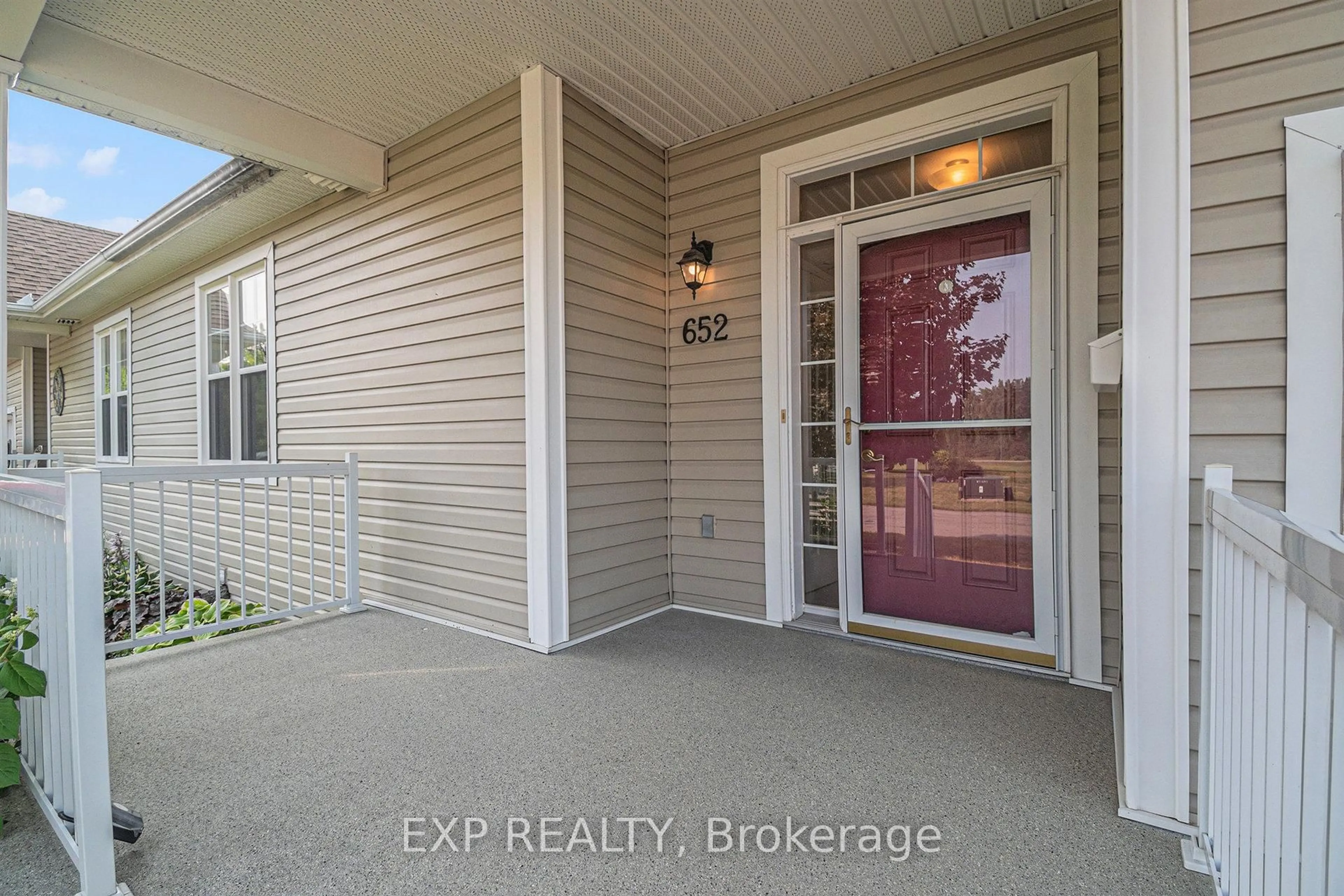 Indoor entryway for 652 COUNTRY TRAIL Private, Carlsbad Springs Ontario K0A 1K0