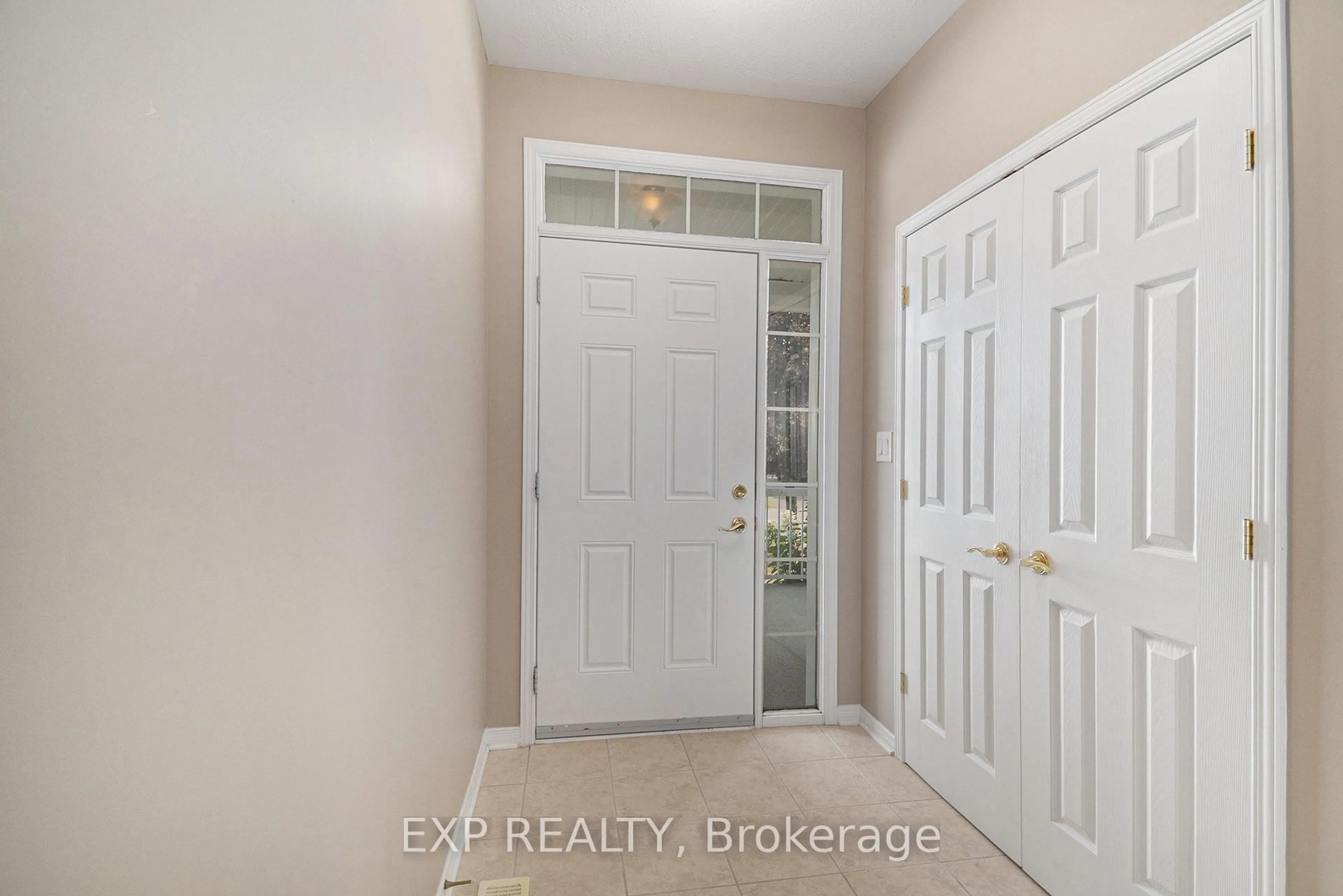 Indoor entryway for 652 COUNTRY TRAIL Private, Carlsbad Springs Ontario K0A 1K0