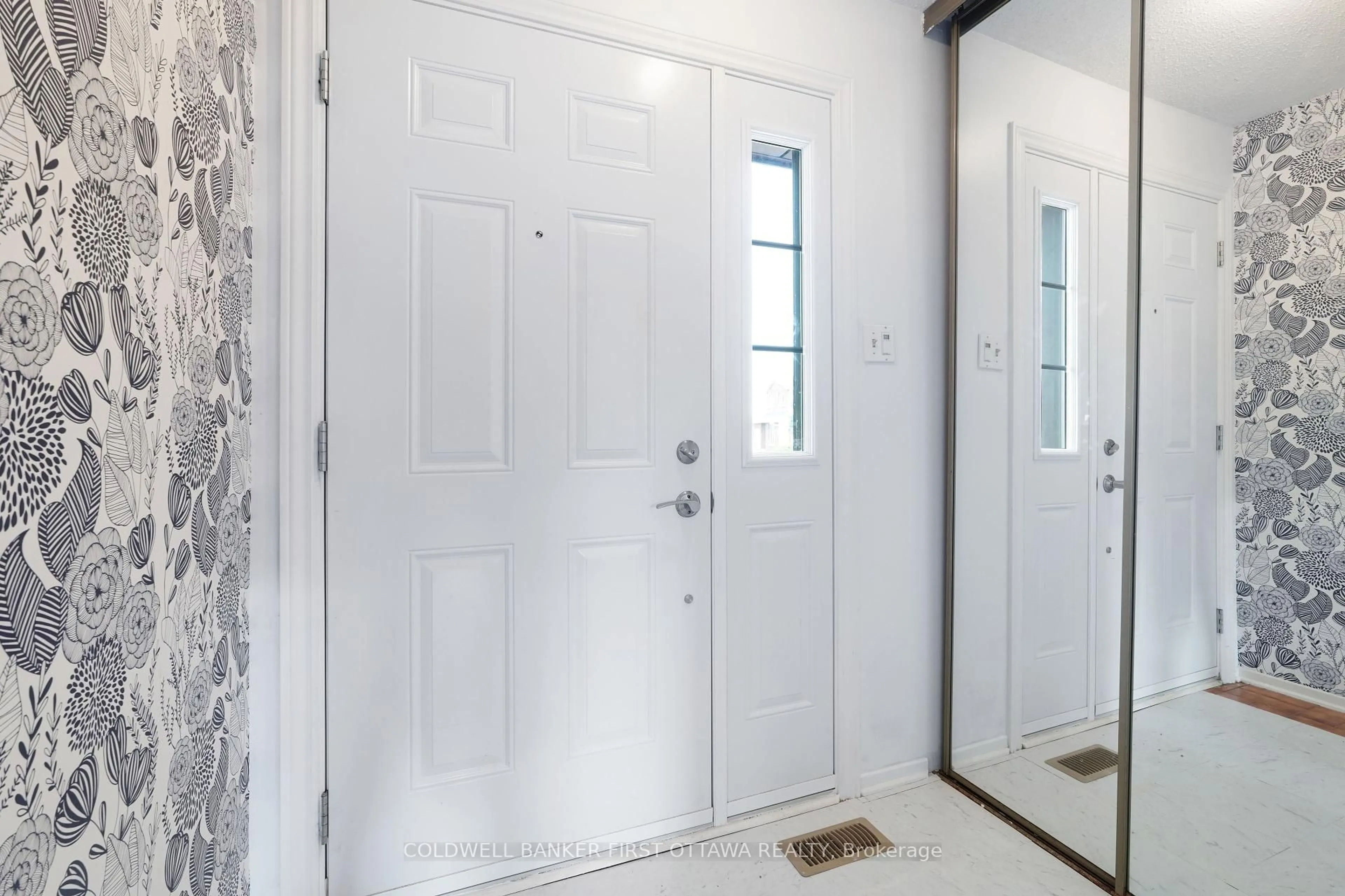 Indoor entryway for 46A Medhurst Dr, Ottawa Ontario K2G 4V2