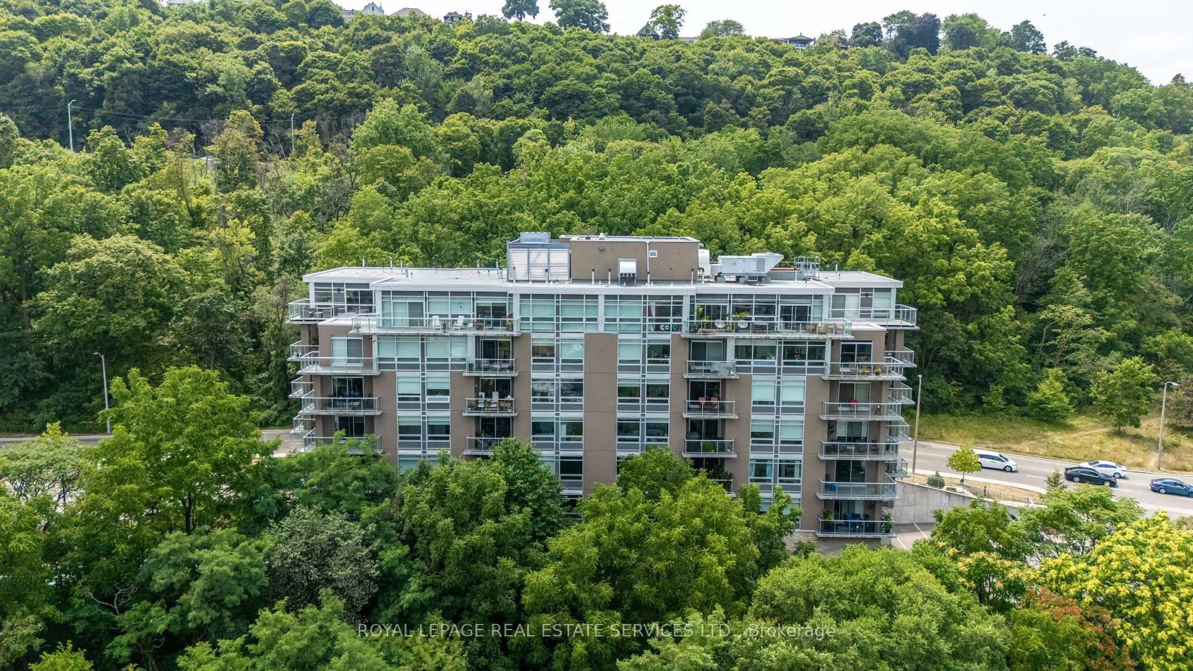 A pic from outside/outdoor area/front of a property/back of a property/a pic from drone, city buildings view from balcony for 455 Charlton Ave #306, Hamilton Ontario L8N 0B2
