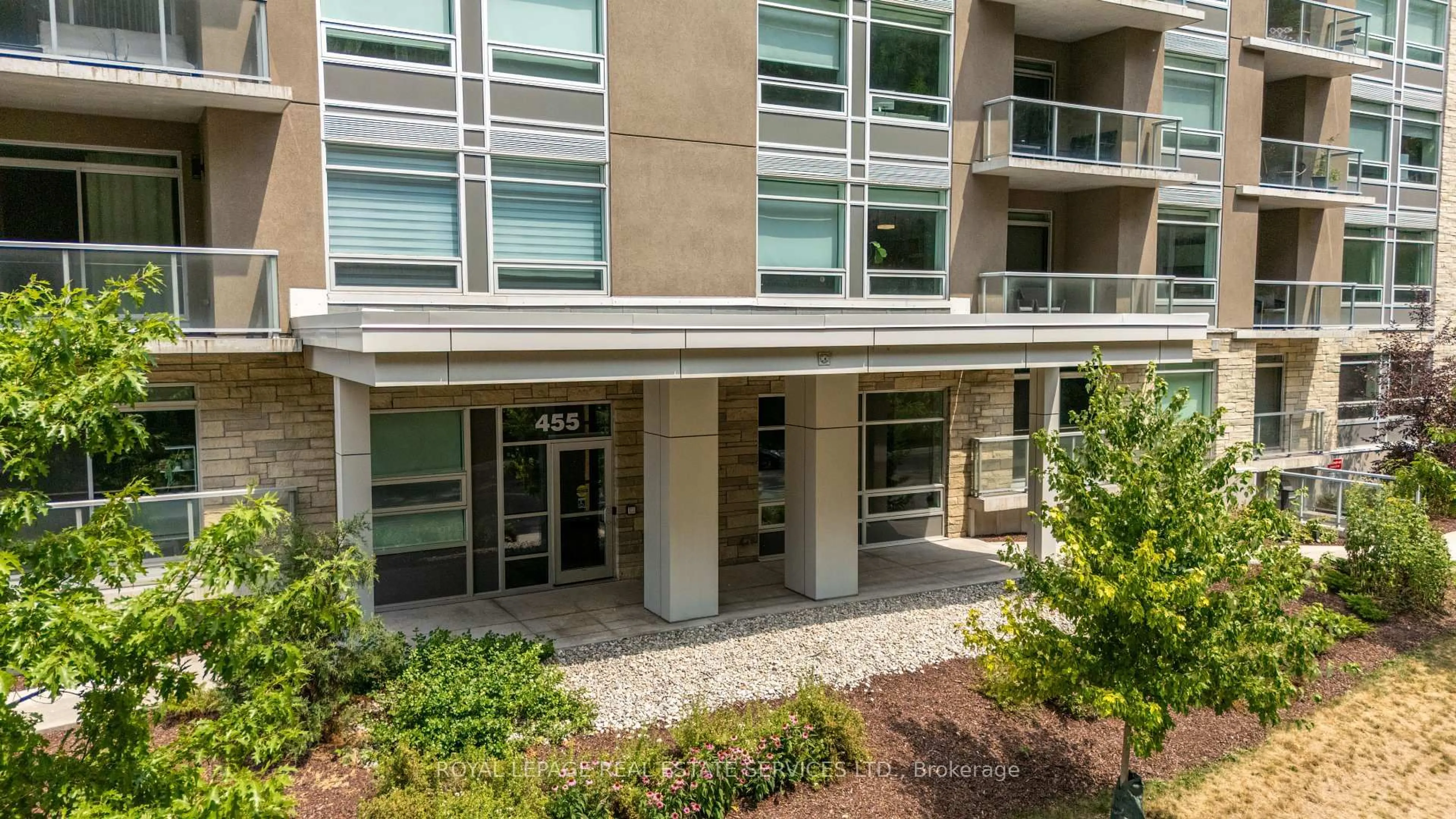 Indoor foyer for 455 Charlton Ave #306, Hamilton Ontario L8N 0B2