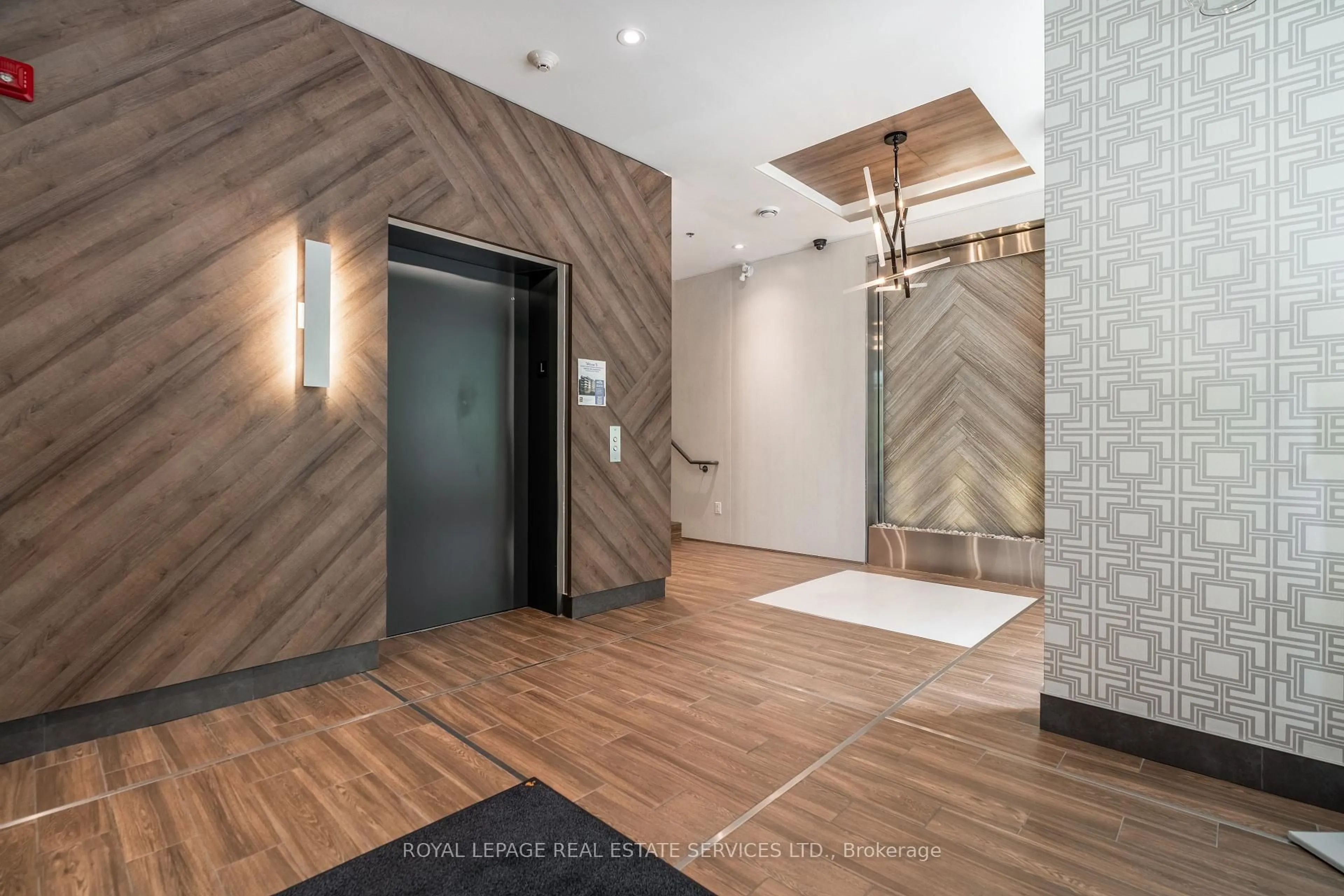 Indoor foyer for 455 Charlton Ave #306, Hamilton Ontario L8N 0B2