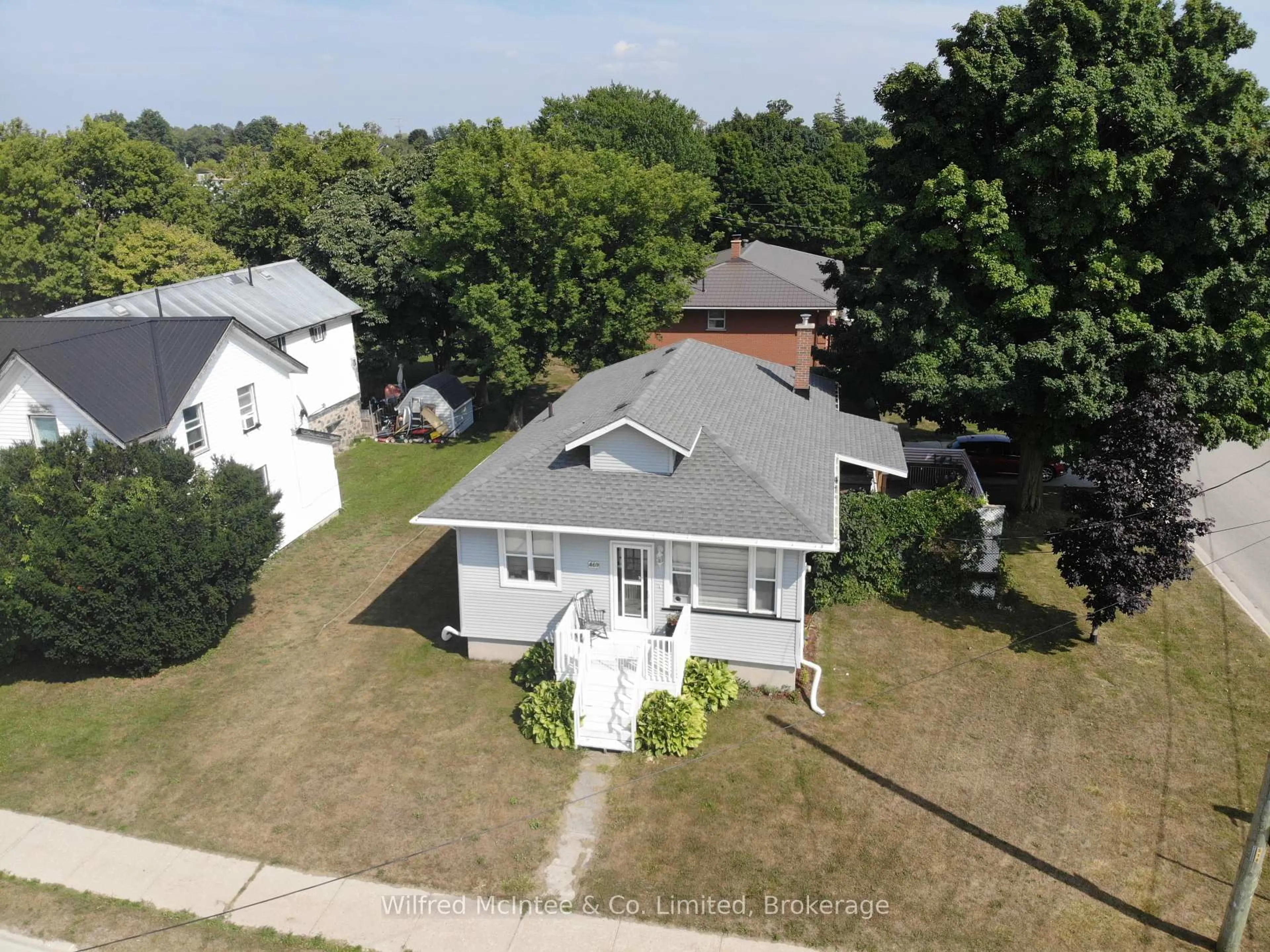 A pic from outside/outdoor area/front of a property/back of a property/a pic from drone, street for 469 ROSS St, Huron-Kinloss Ontario N0G 2H0