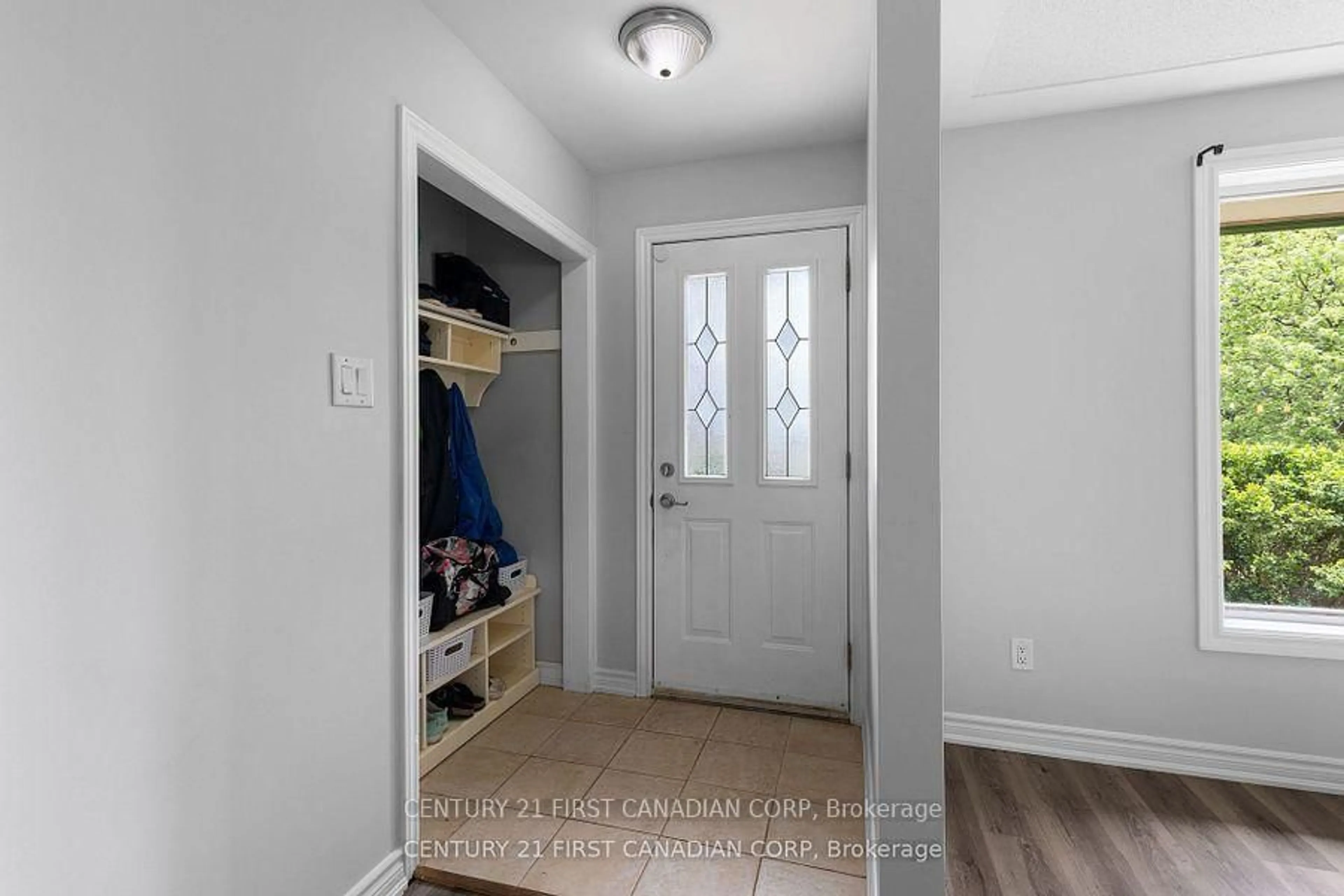 Indoor entryway for 5270 Trafalgar St, Thames Centre Ontario N0L 1G4