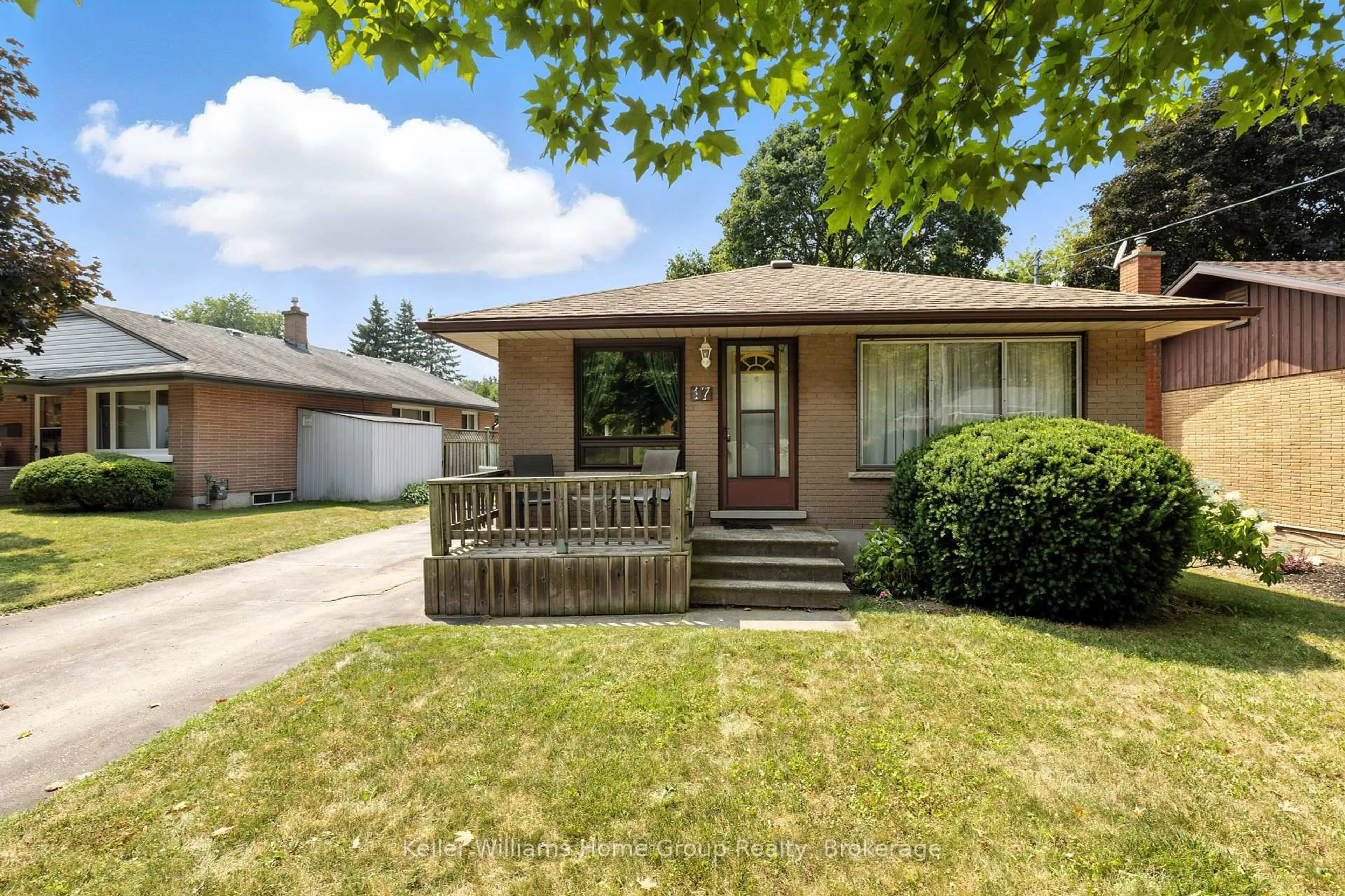 Home with vinyl exterior material, street for 17 Elizabeth St, Cambridge Ontario N3C 2T1