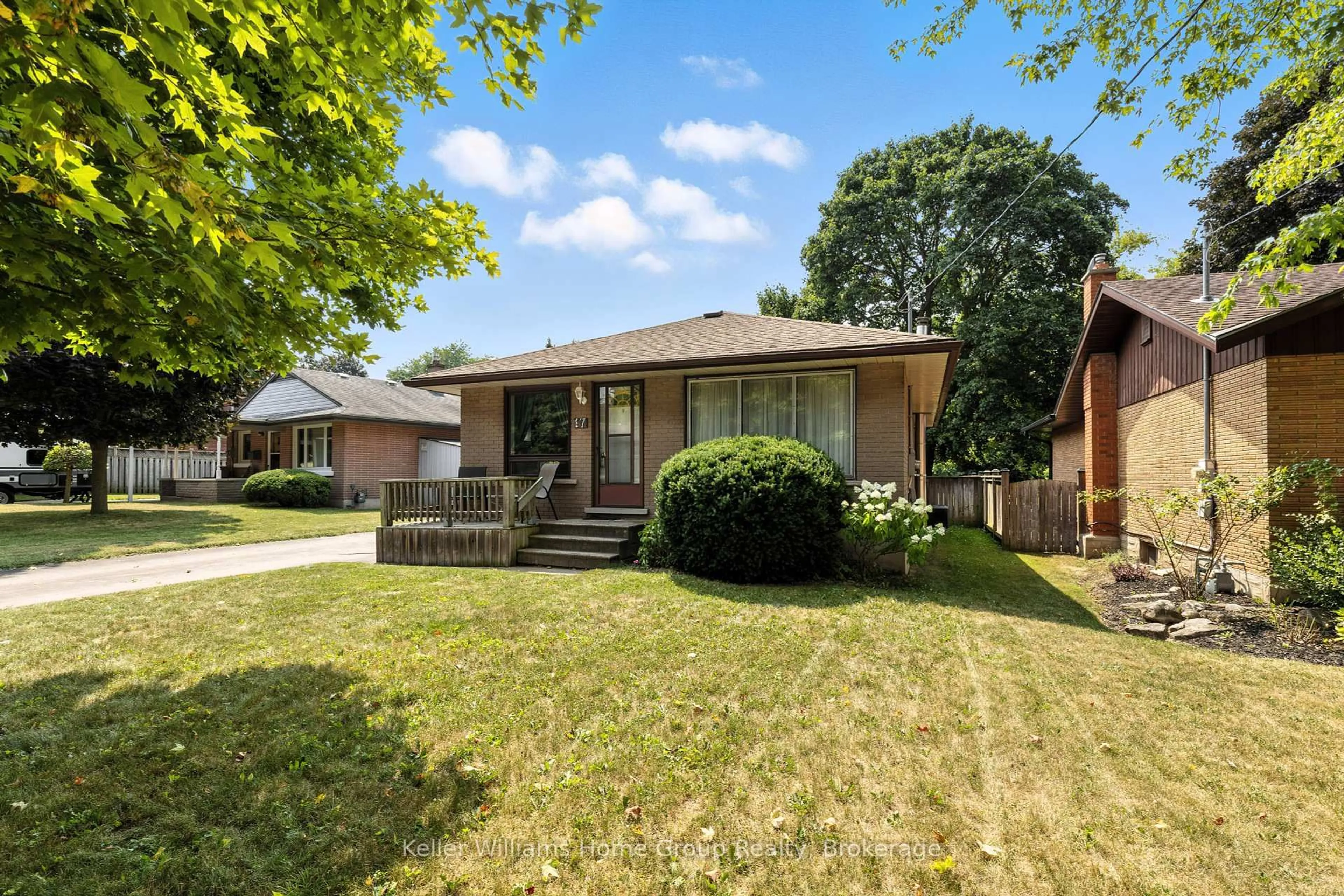 Home with brick exterior material, street for 17 Elizabeth St, Cambridge Ontario N3C 2T1