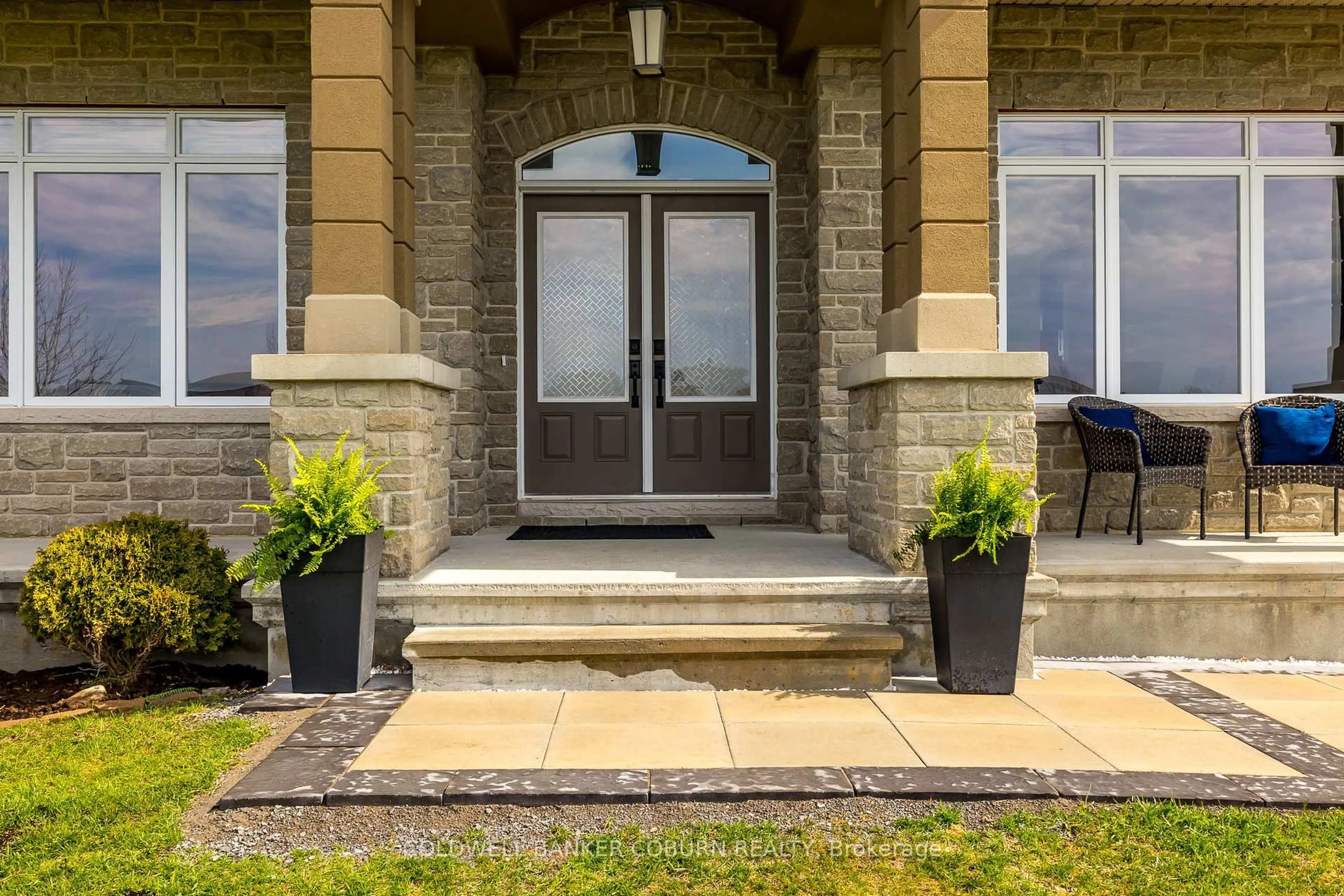Indoor entryway for 270 West Lake Circ, Carp Ontario K0A 1L0
