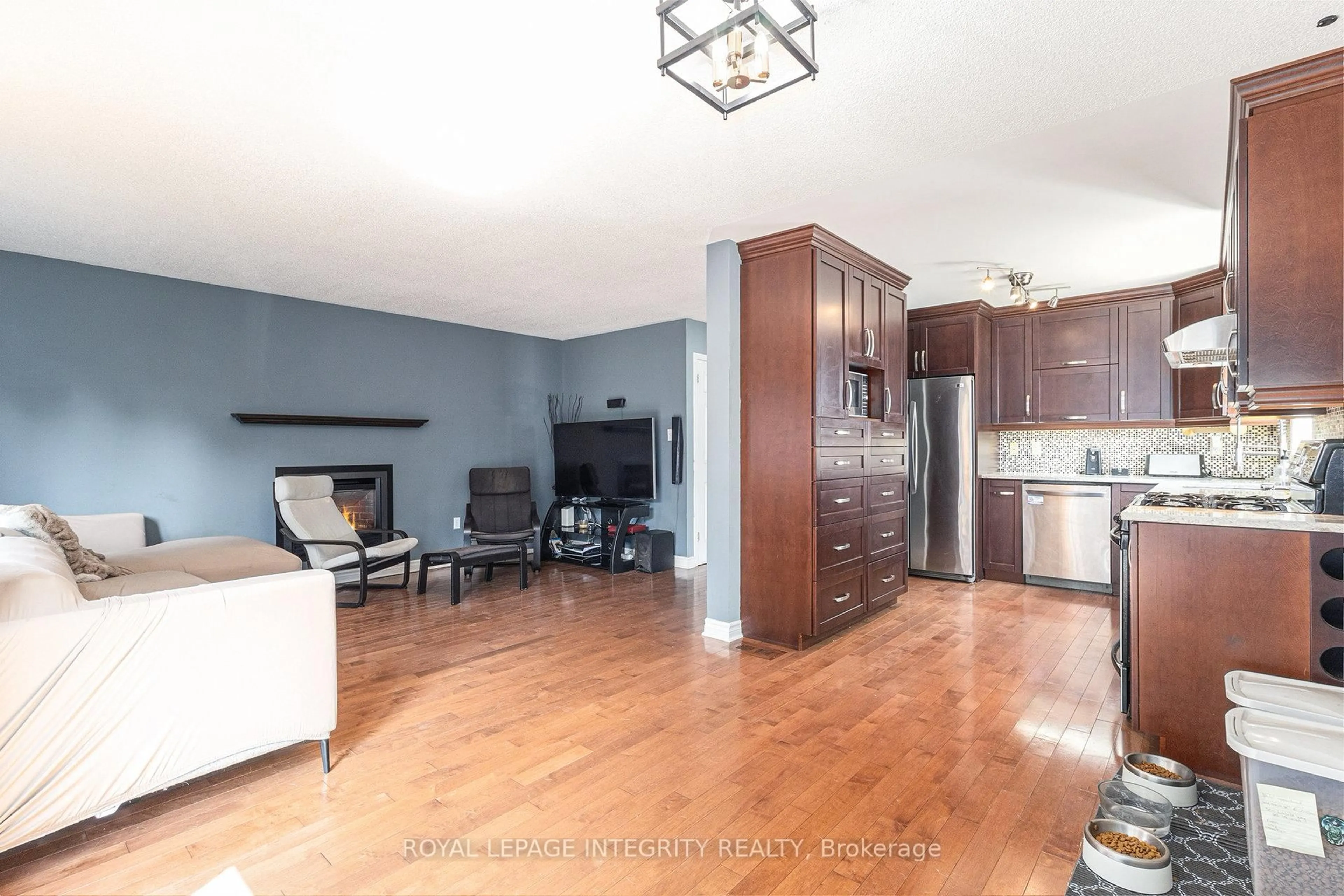 Open concept kitchen, wood/laminate floor for 1100 Trillium Pl, Clarence-Rockland Ontario K4K 1T1