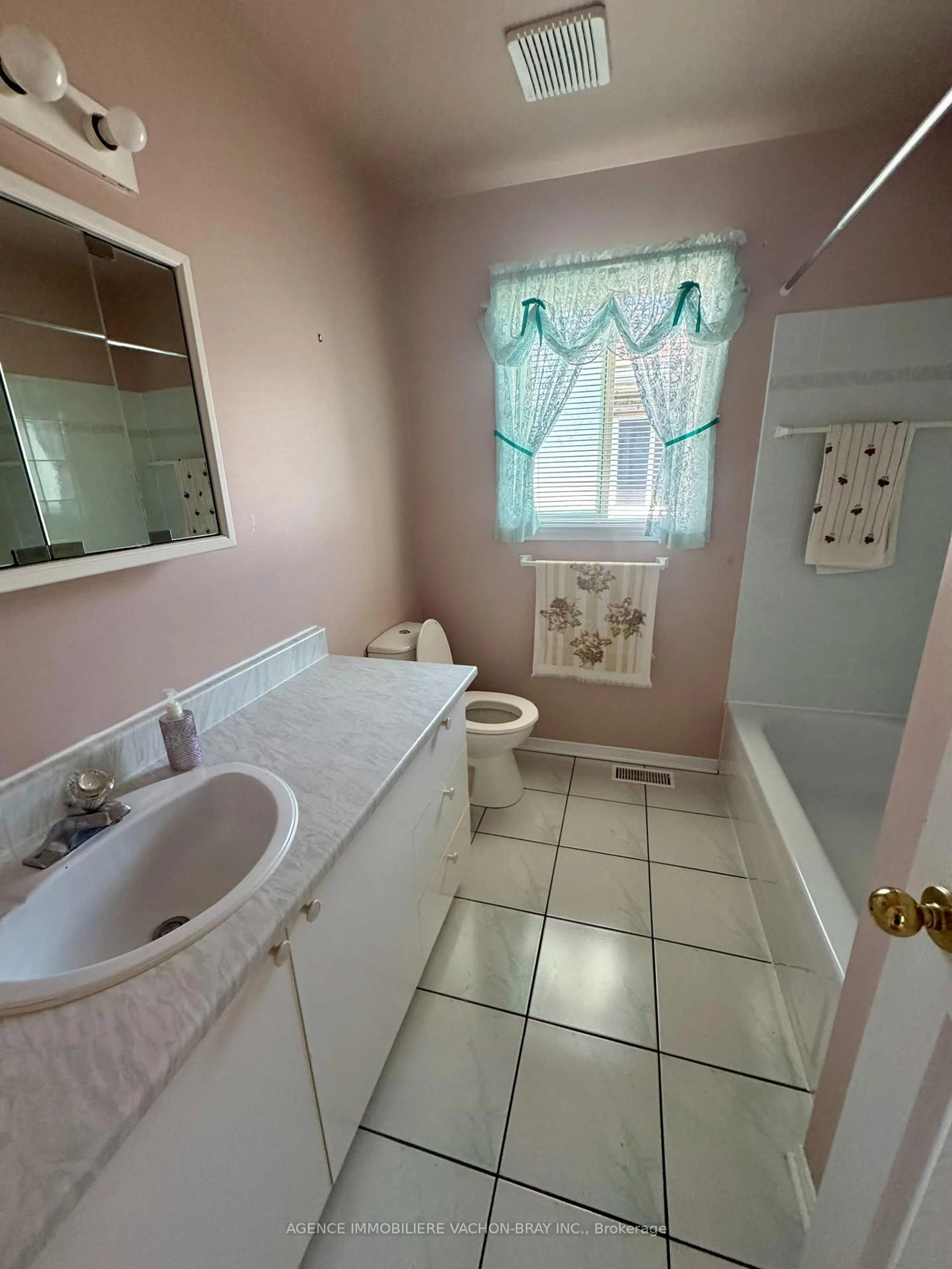 Standard bathroom, ceramic/tile floor for 53 Sandfield Ave, North Glengarry Ontario K0C 1A0