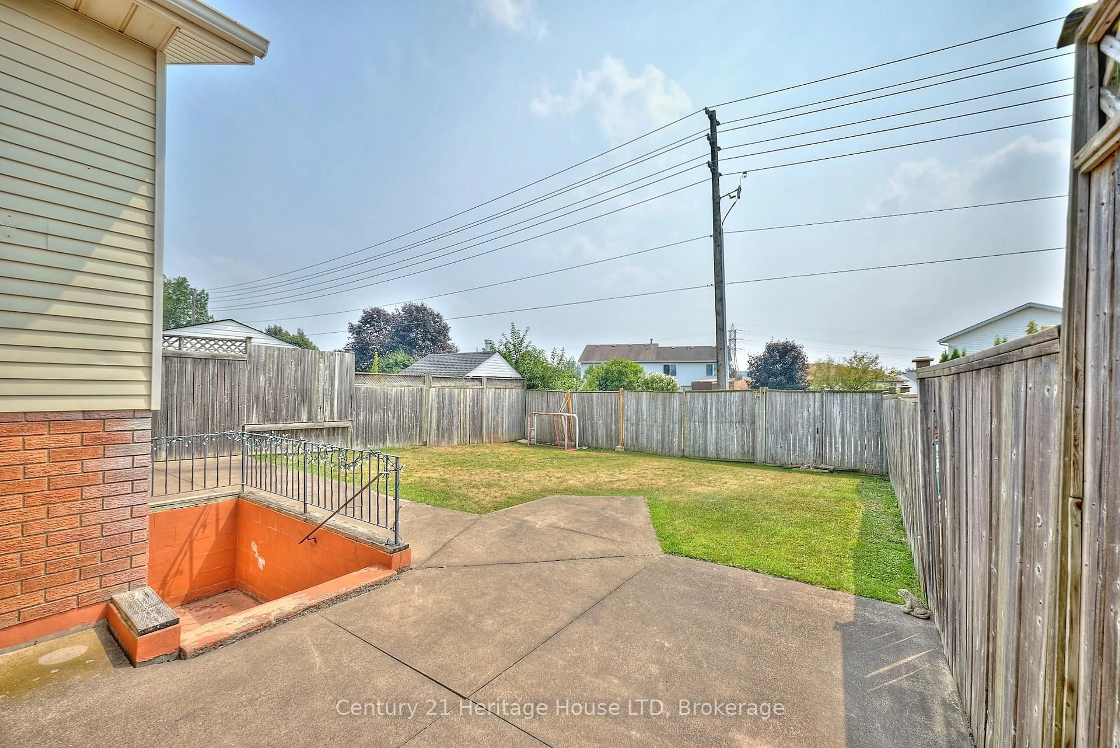 Patio, street for 7724 Donlee Dr, Niagara Falls Ontario L2H 2N5