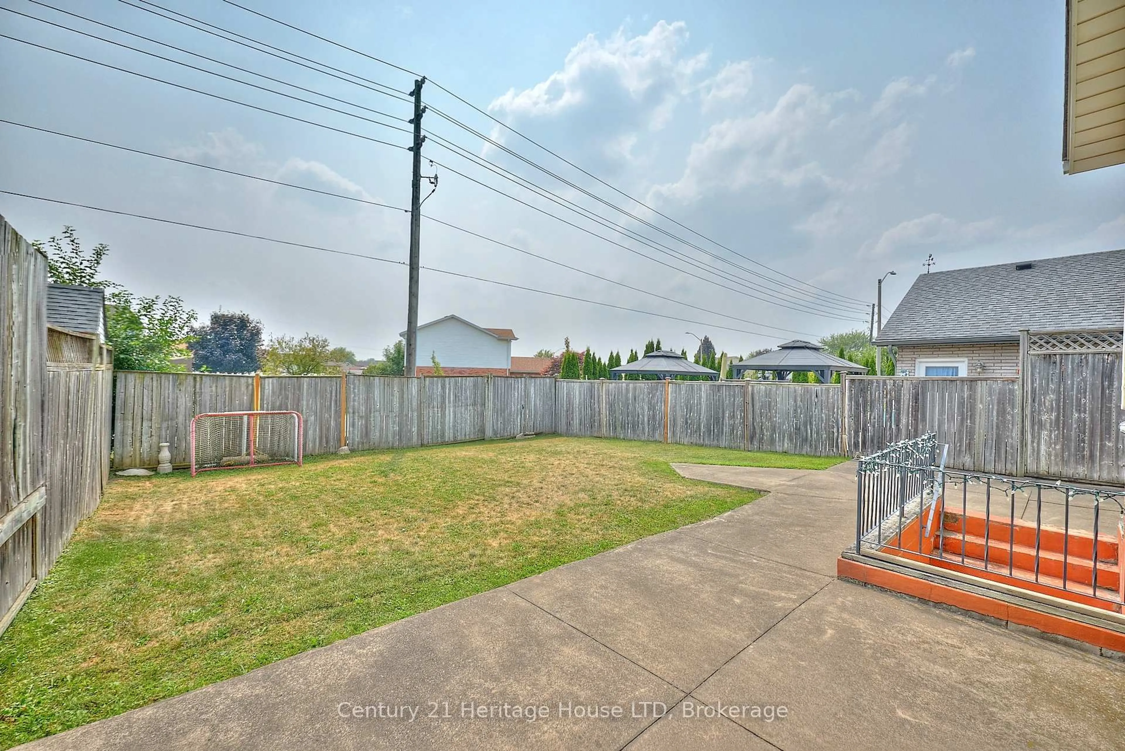 A pic from outside/outdoor area/front of a property/back of a property/a pic from drone, street for 7724 Donlee Dr, Niagara Falls Ontario L2H 2N5