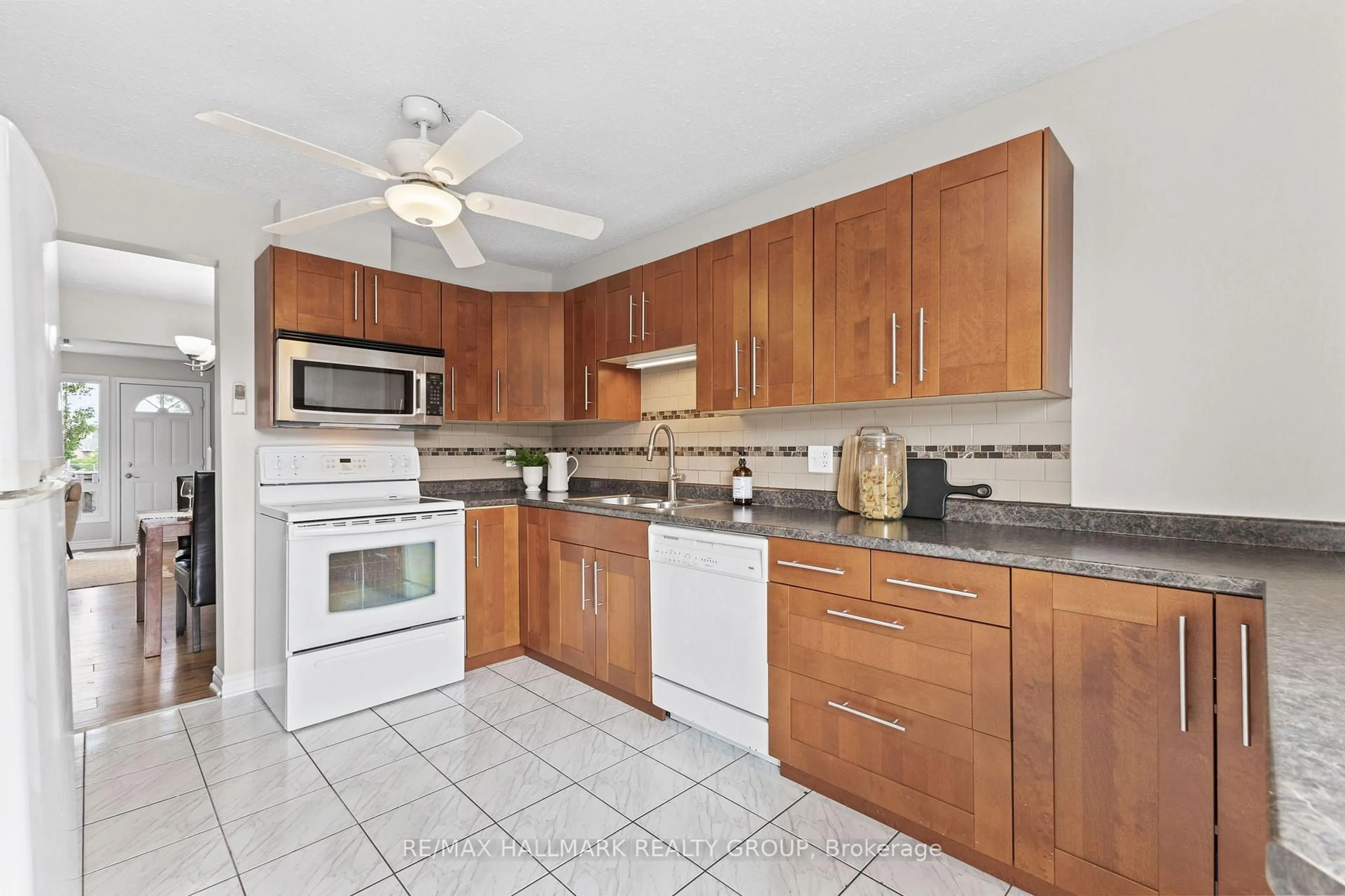 Standard kitchen, ceramic/tile floor for 3555 Downpatrick Rd #43, Ottawa Ontario K1V 8T3