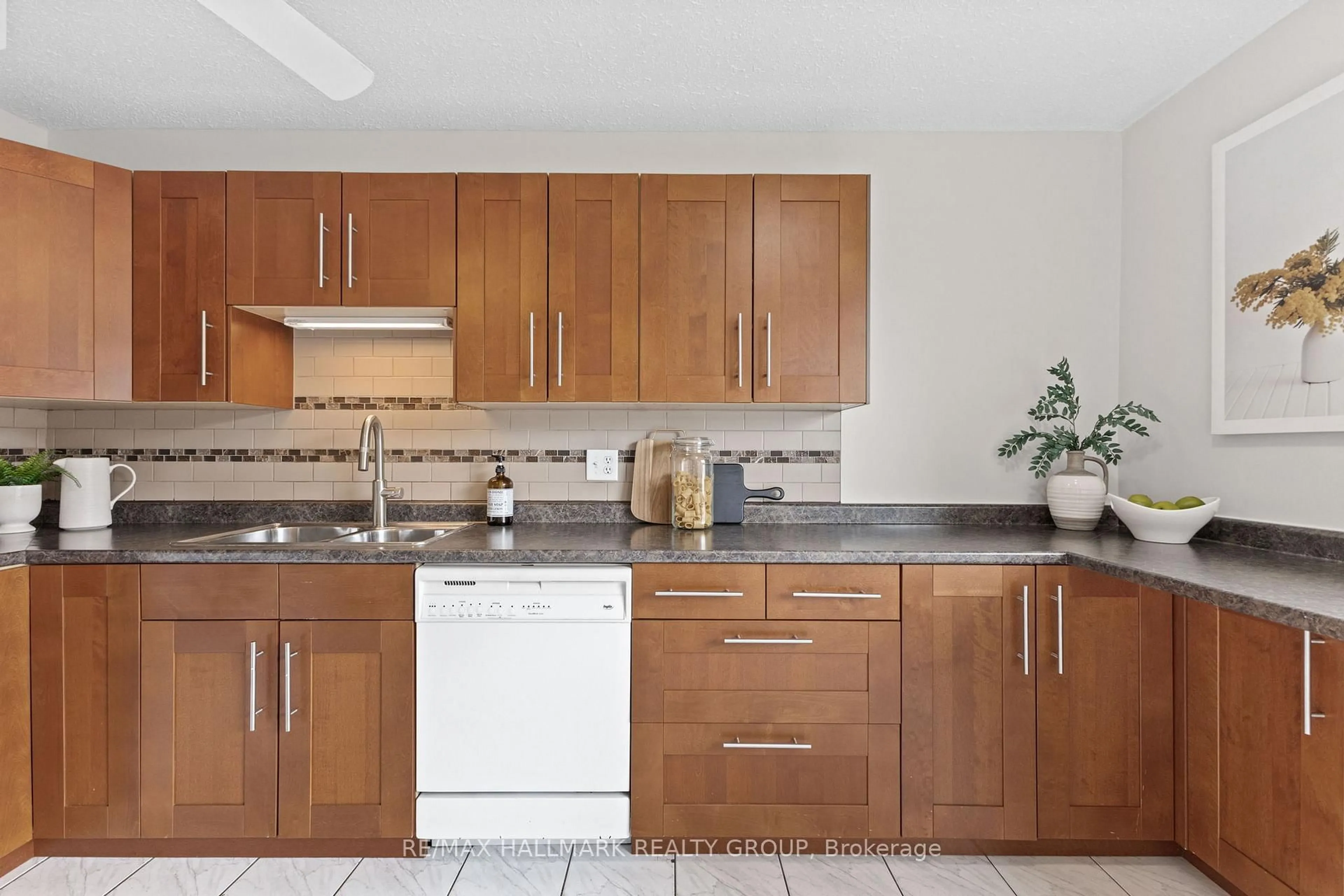 Standard kitchen, ceramic/tile floor for 3555 Downpatrick Rd #43, Ottawa Ontario K1V 8T3
