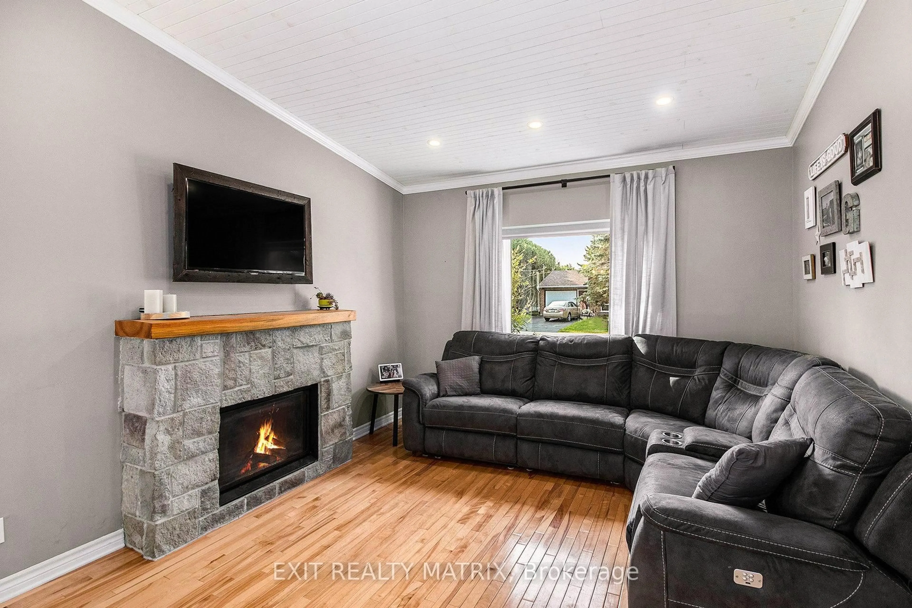 Living room with furniture, wood/laminate floor for 24 Ste Therese Blvd, Russell Ontario K0A 1W0