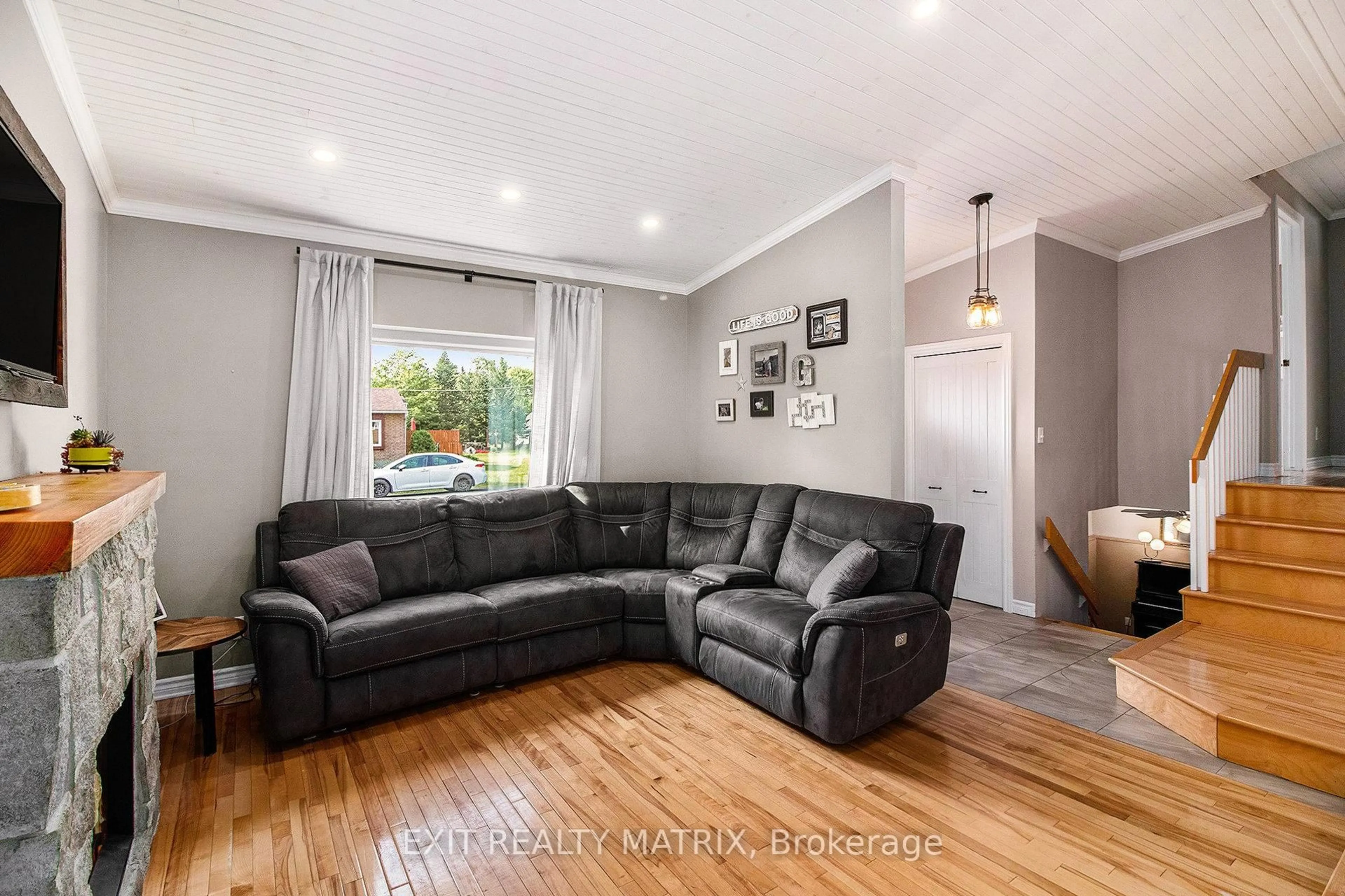 Living room with furniture, wood/laminate floor for 24 Ste Therese Blvd, Russell Ontario K0A 1W0